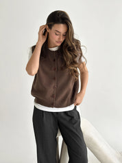 Knitted vest with buttons brown