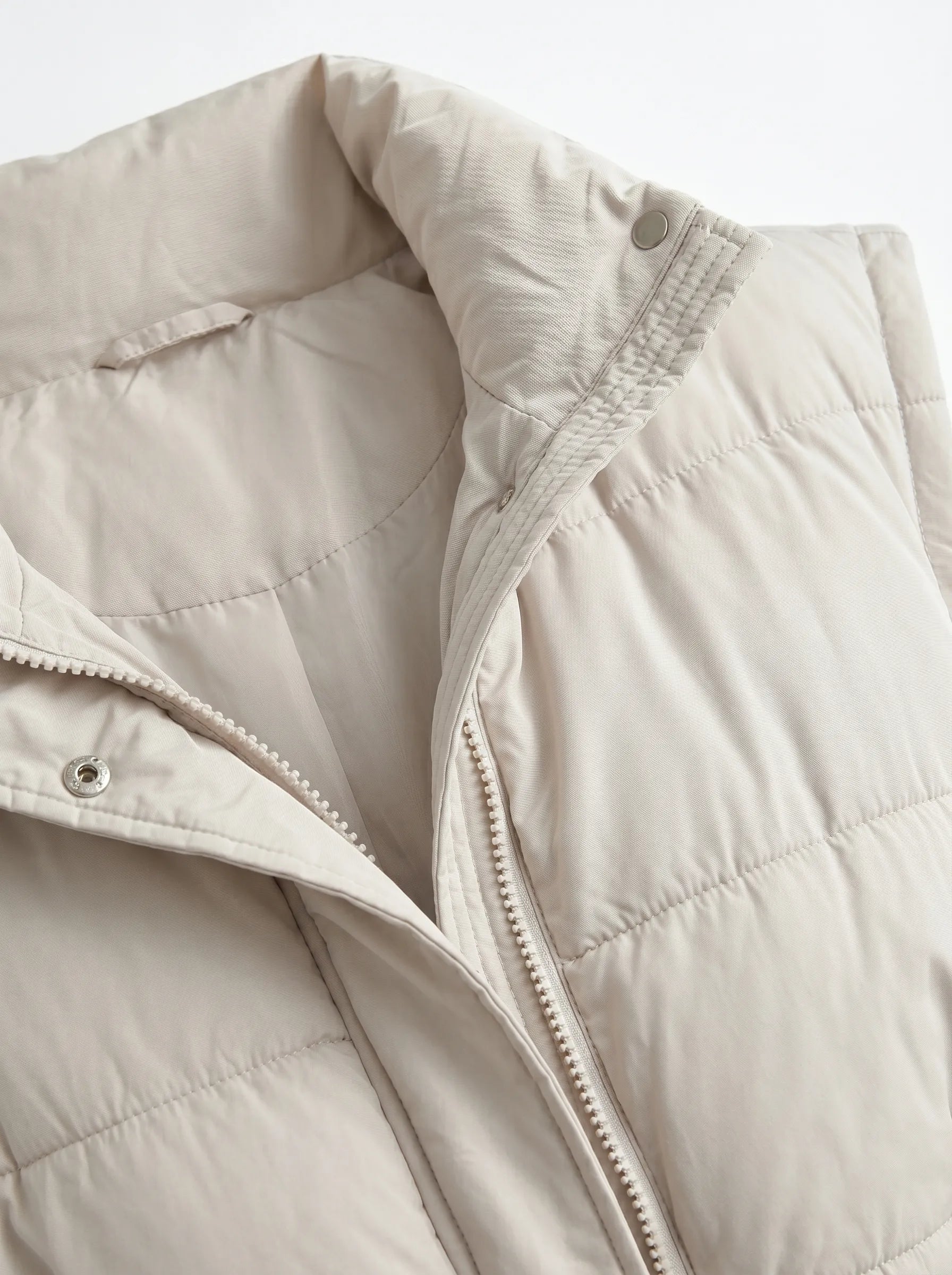 Puff quilted vest with a cream belt