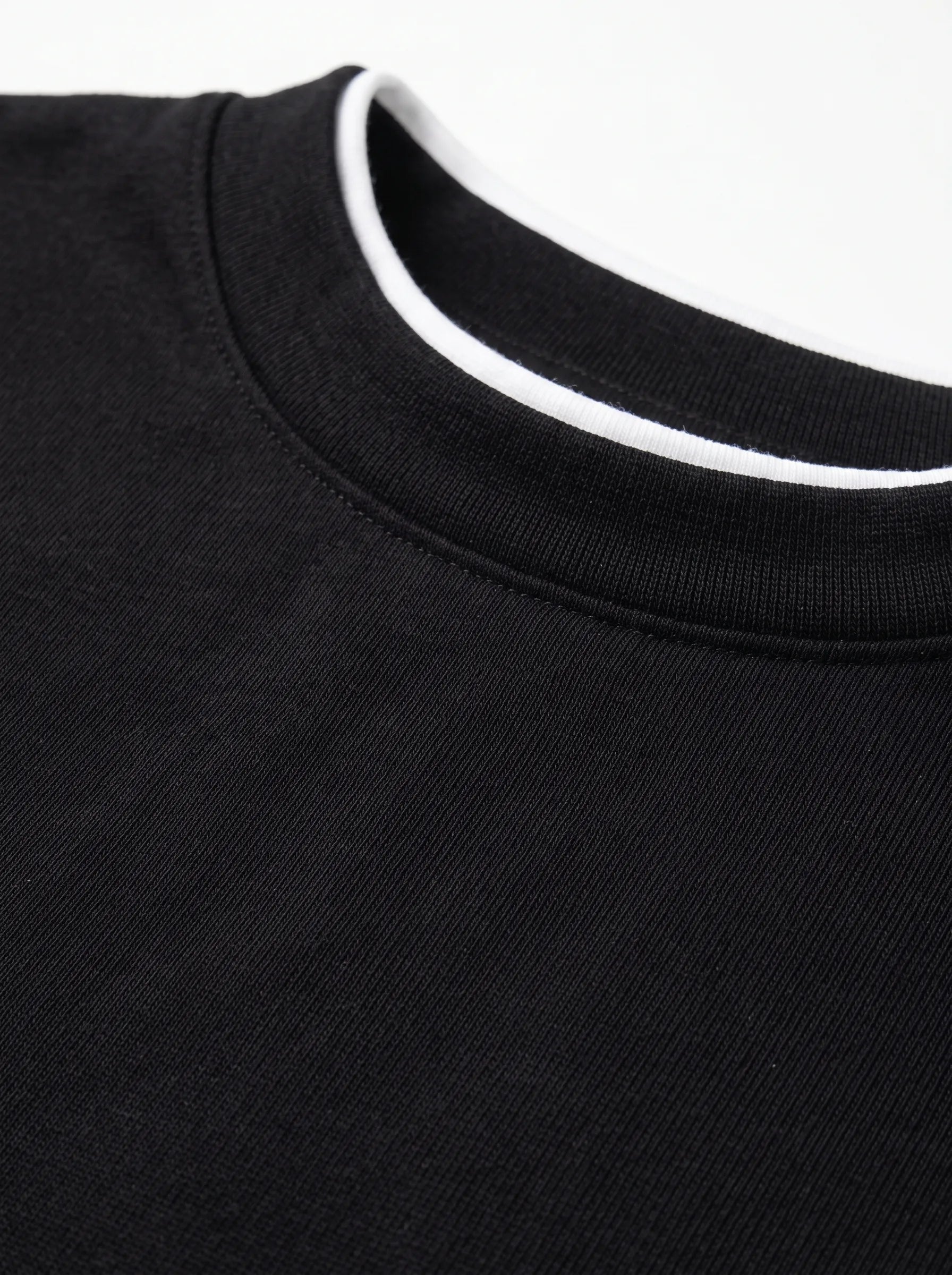 Longsleeve with white trim, black