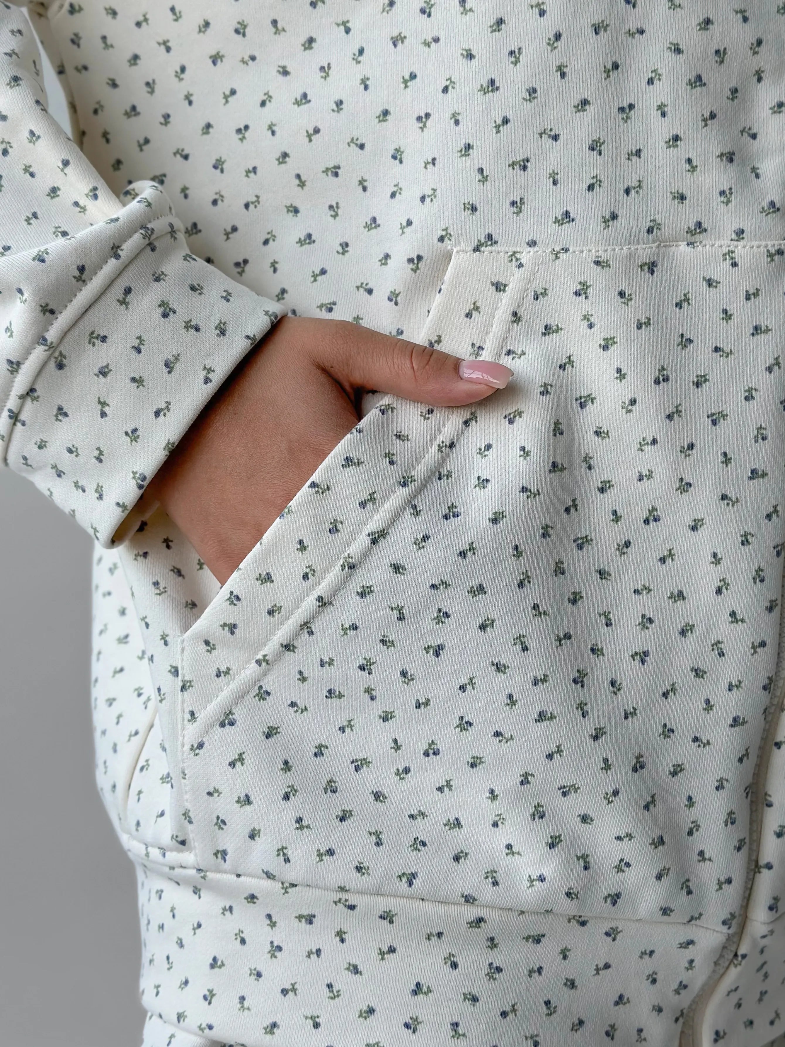 Cotton Sweatshirt with a hood with a zipper 3-thread knit blue flower on milky