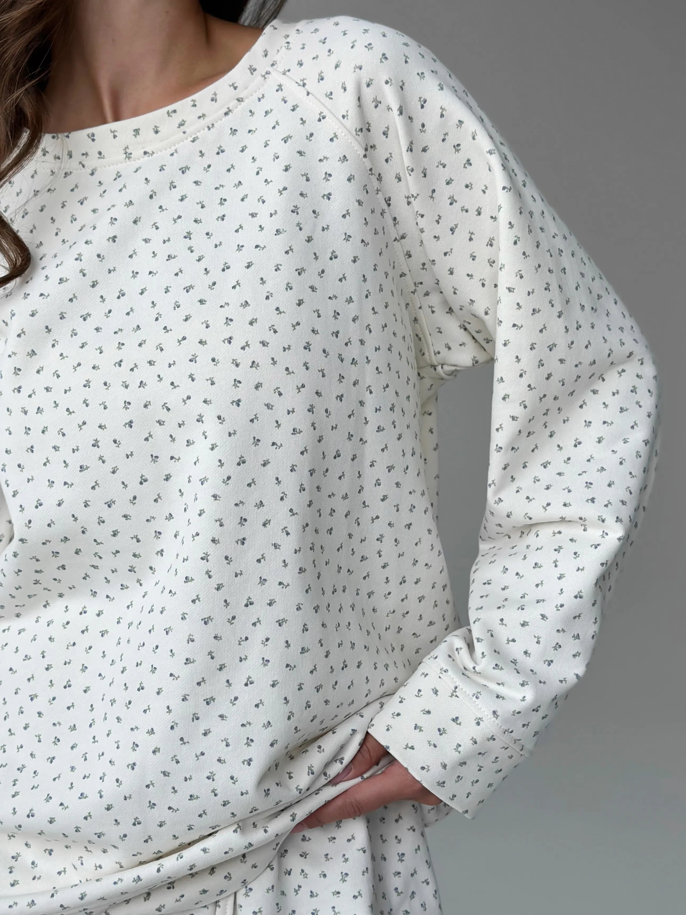 Cotton Sweatshirt knitwear 3-thread blue flower on milky