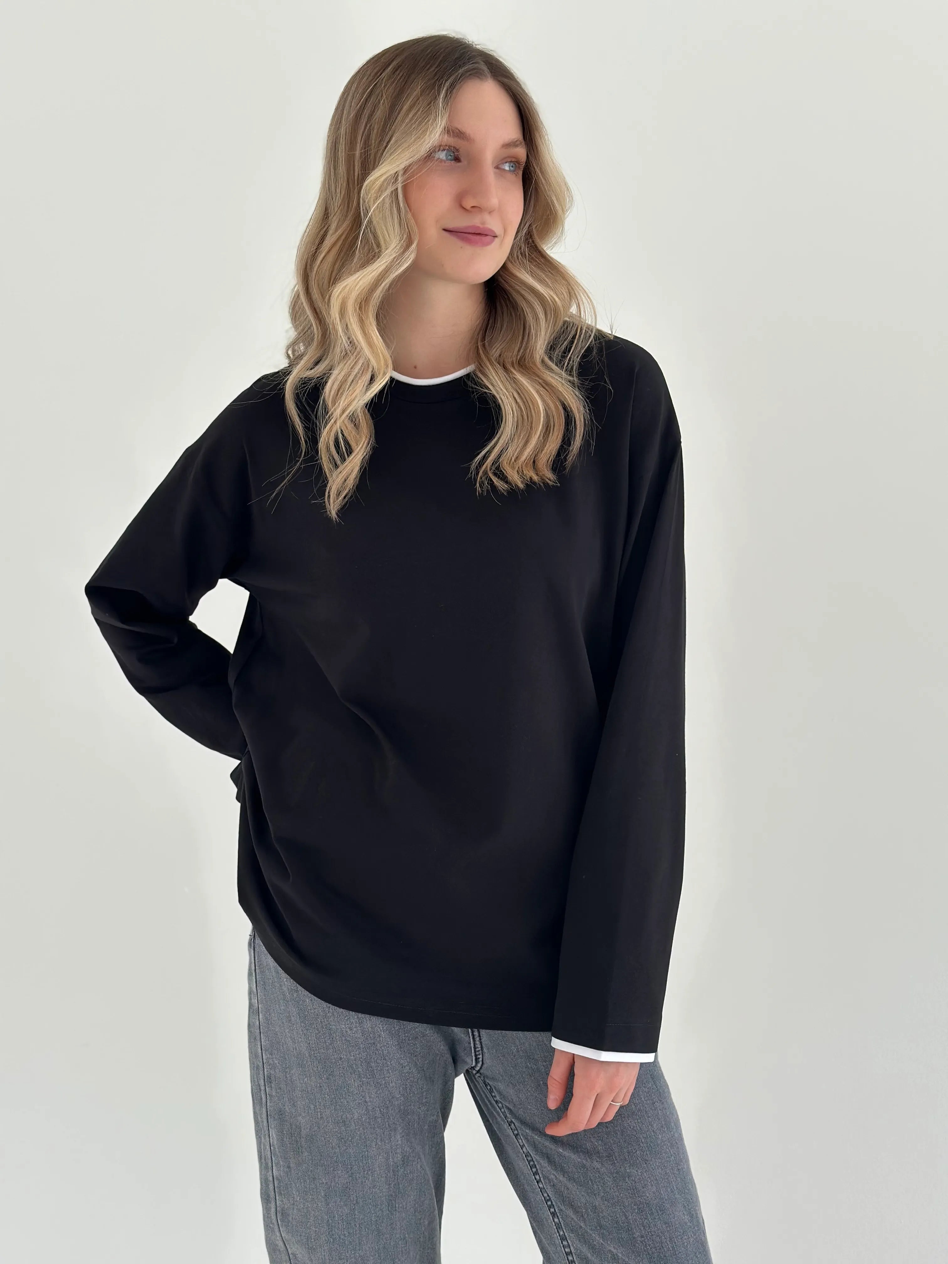 Longsleeve with white trim, black