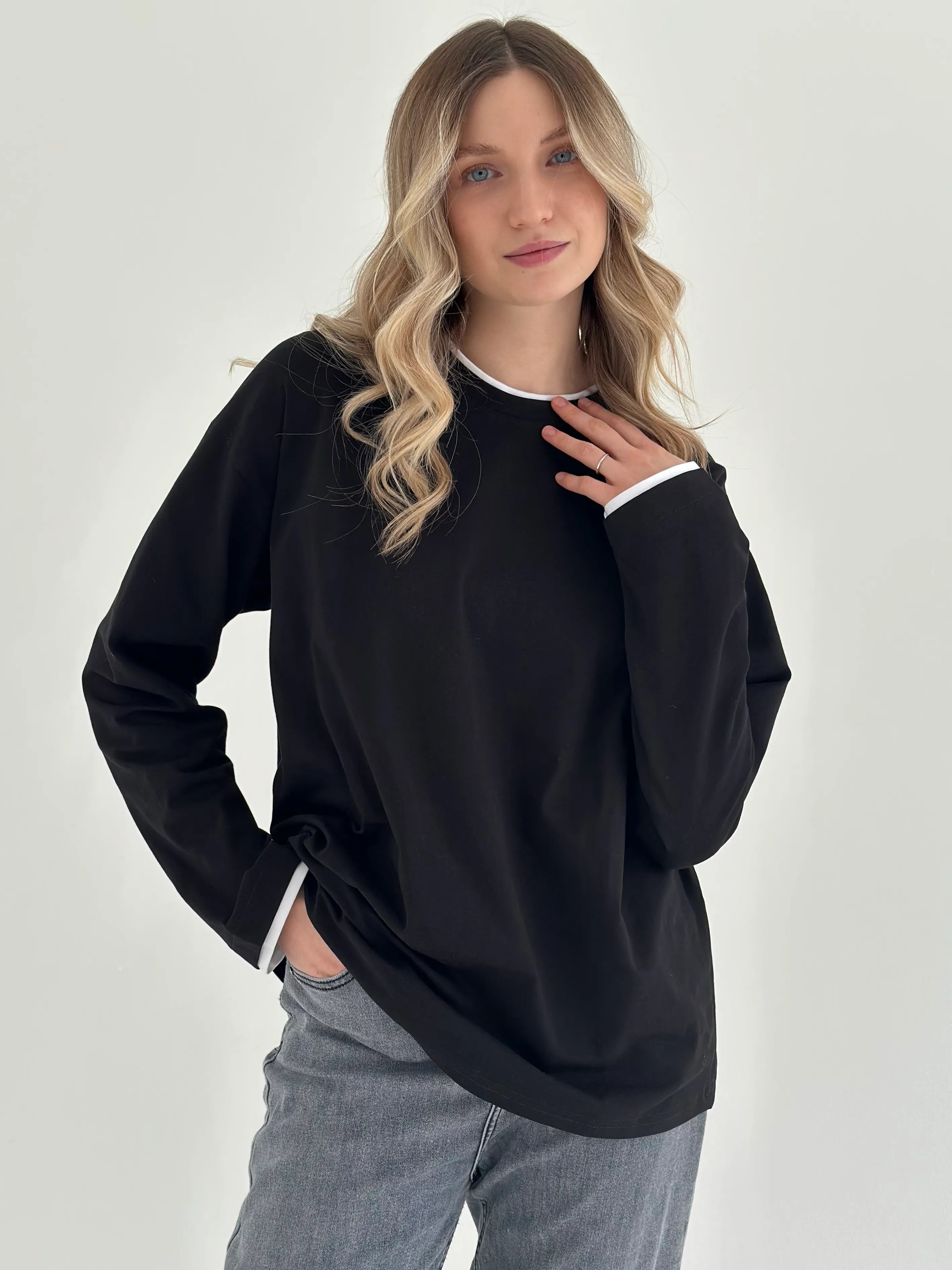 Longsleeve with white trim, black