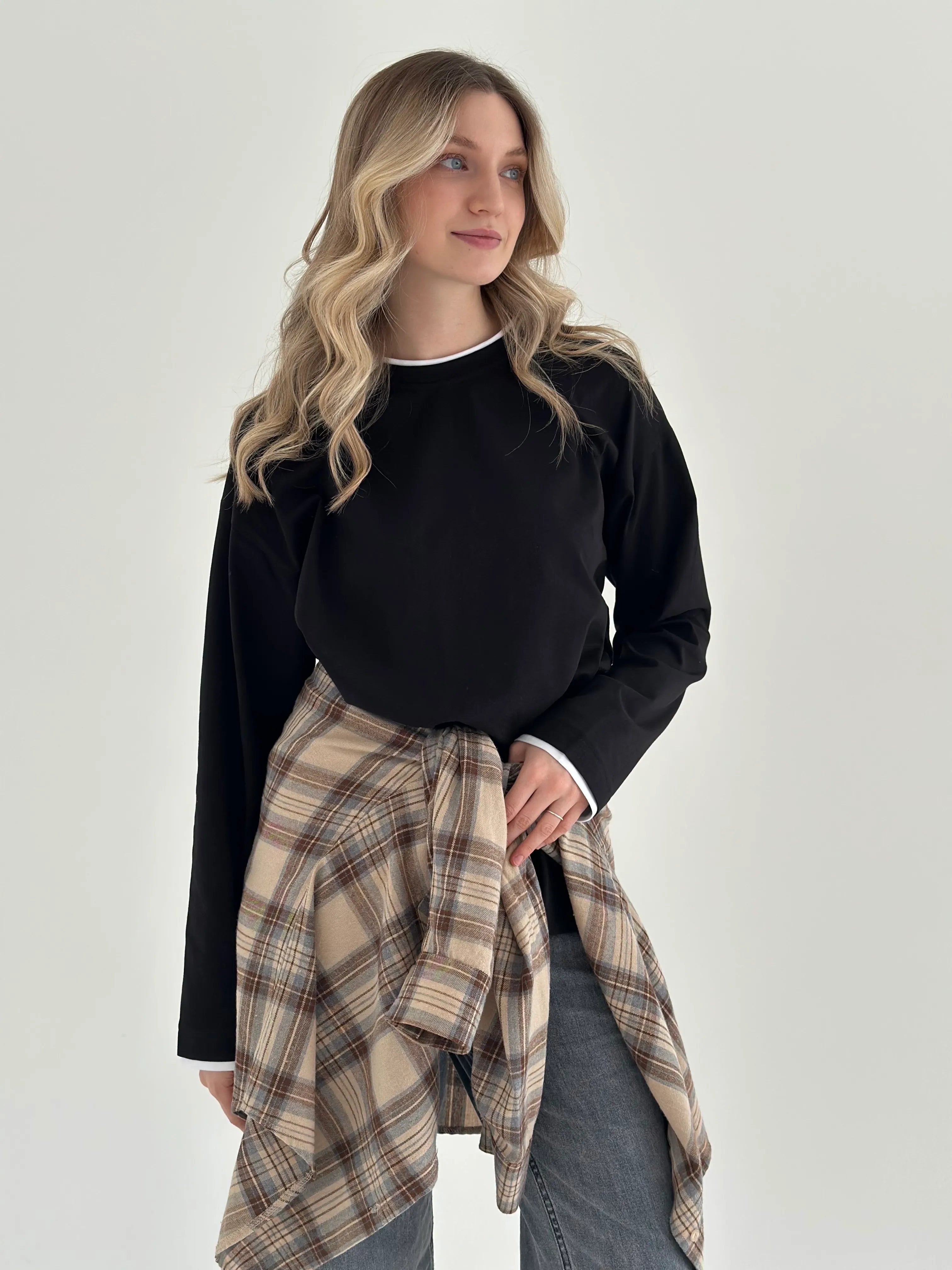 Longsleeve with white trim, black