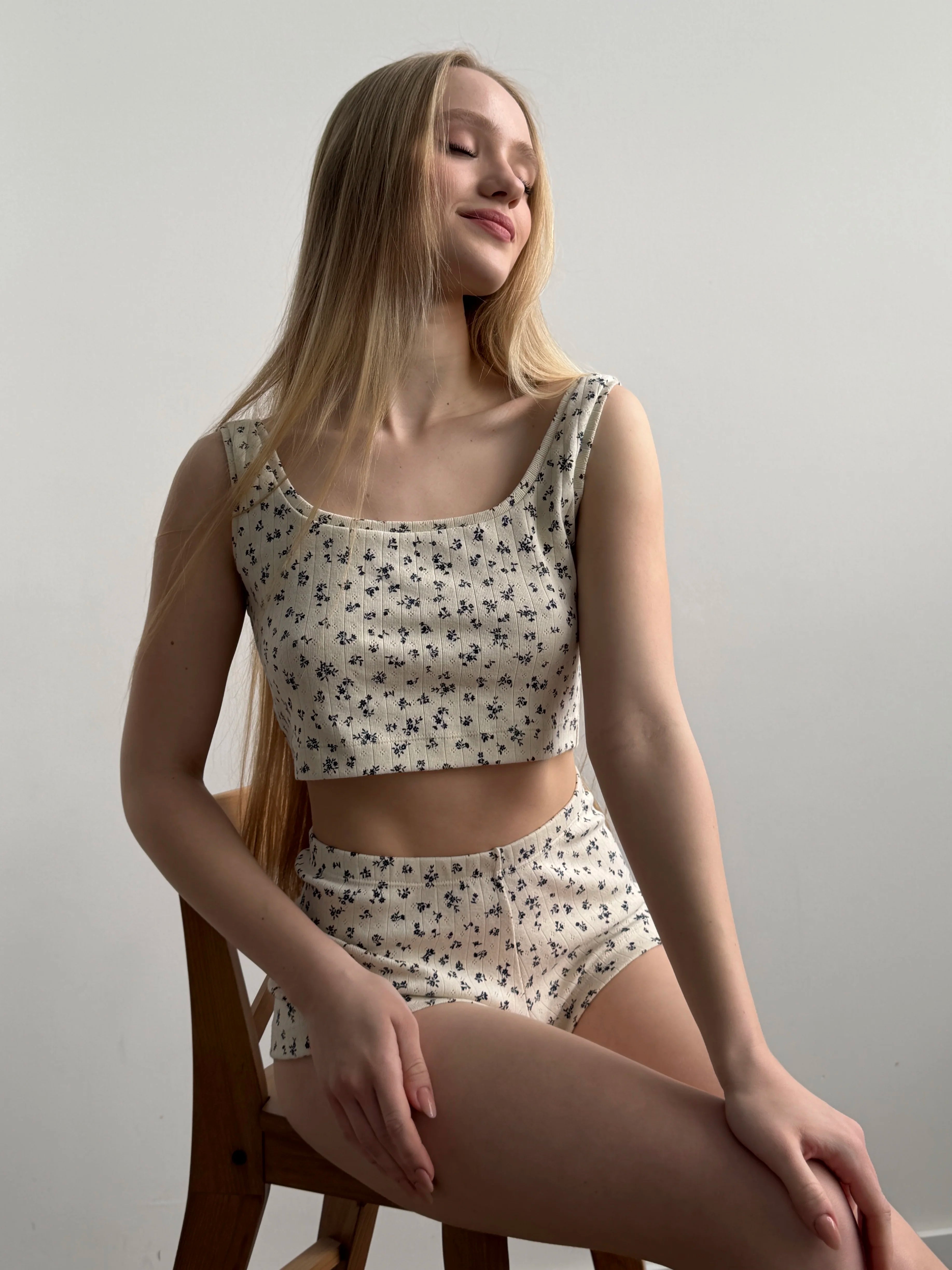Ribbed mini top in milky blue with a little flower