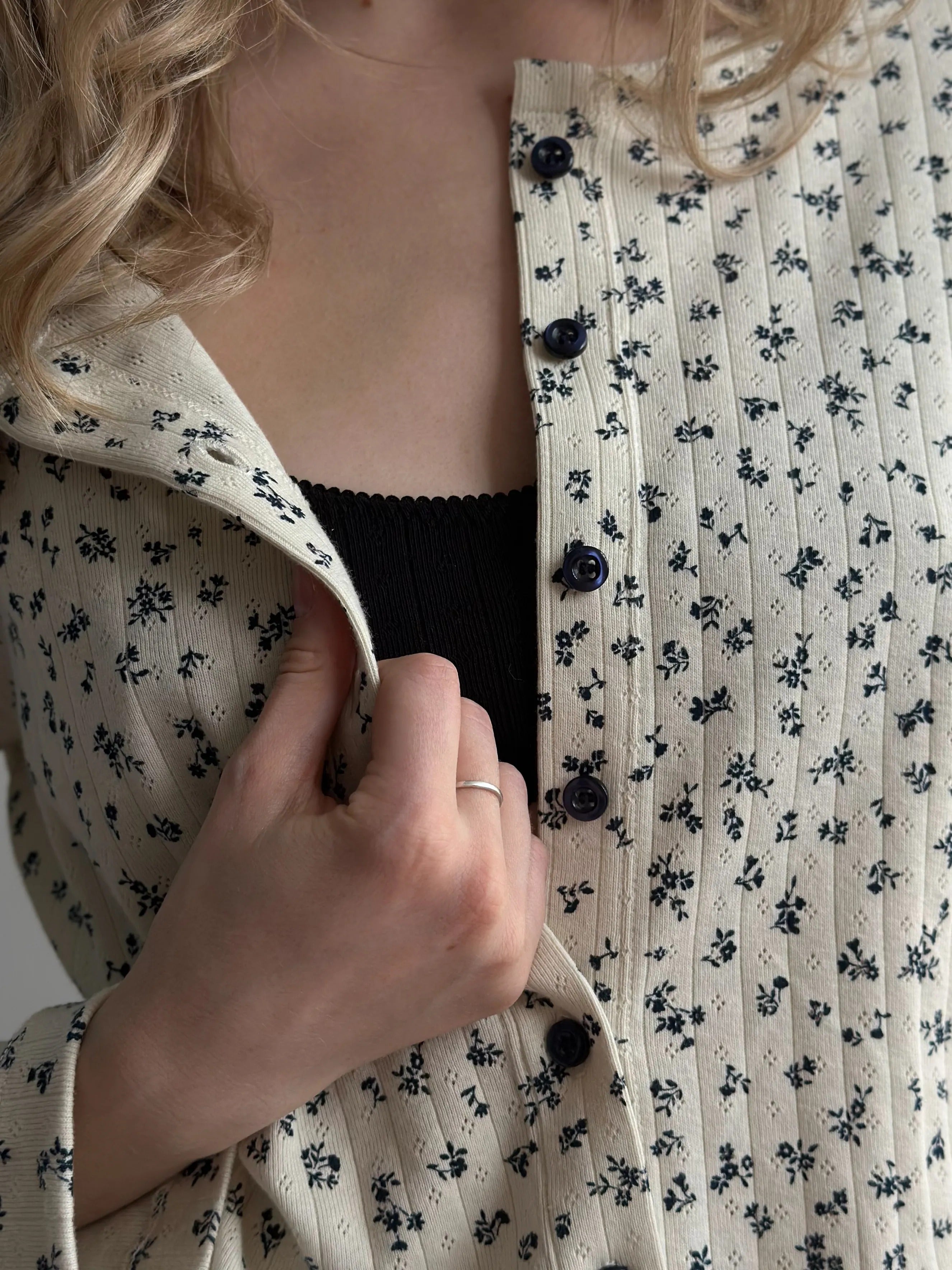 Ribbed longsleeve milky with blue flower