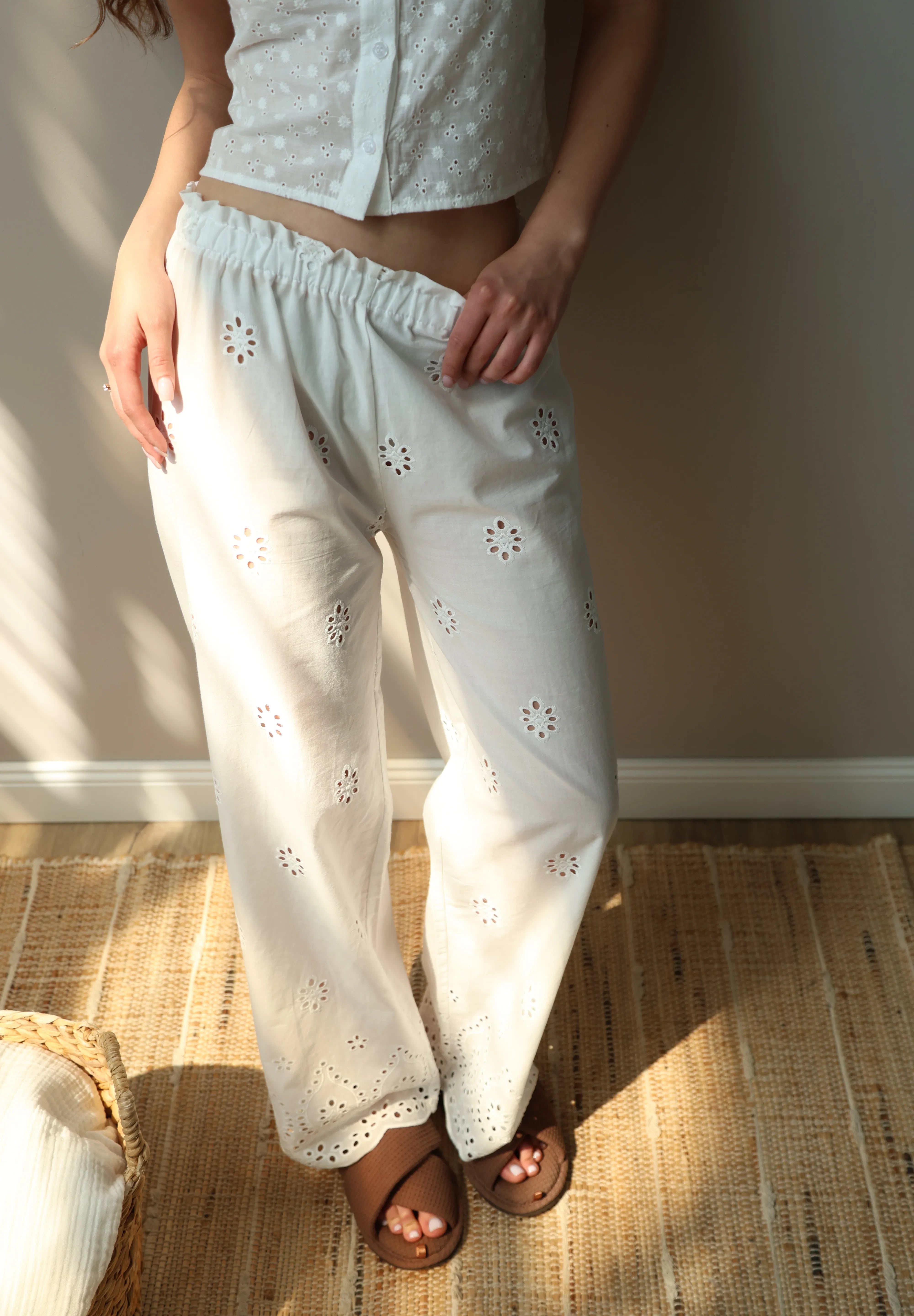 Pants Mono brocade openwork design "flower"