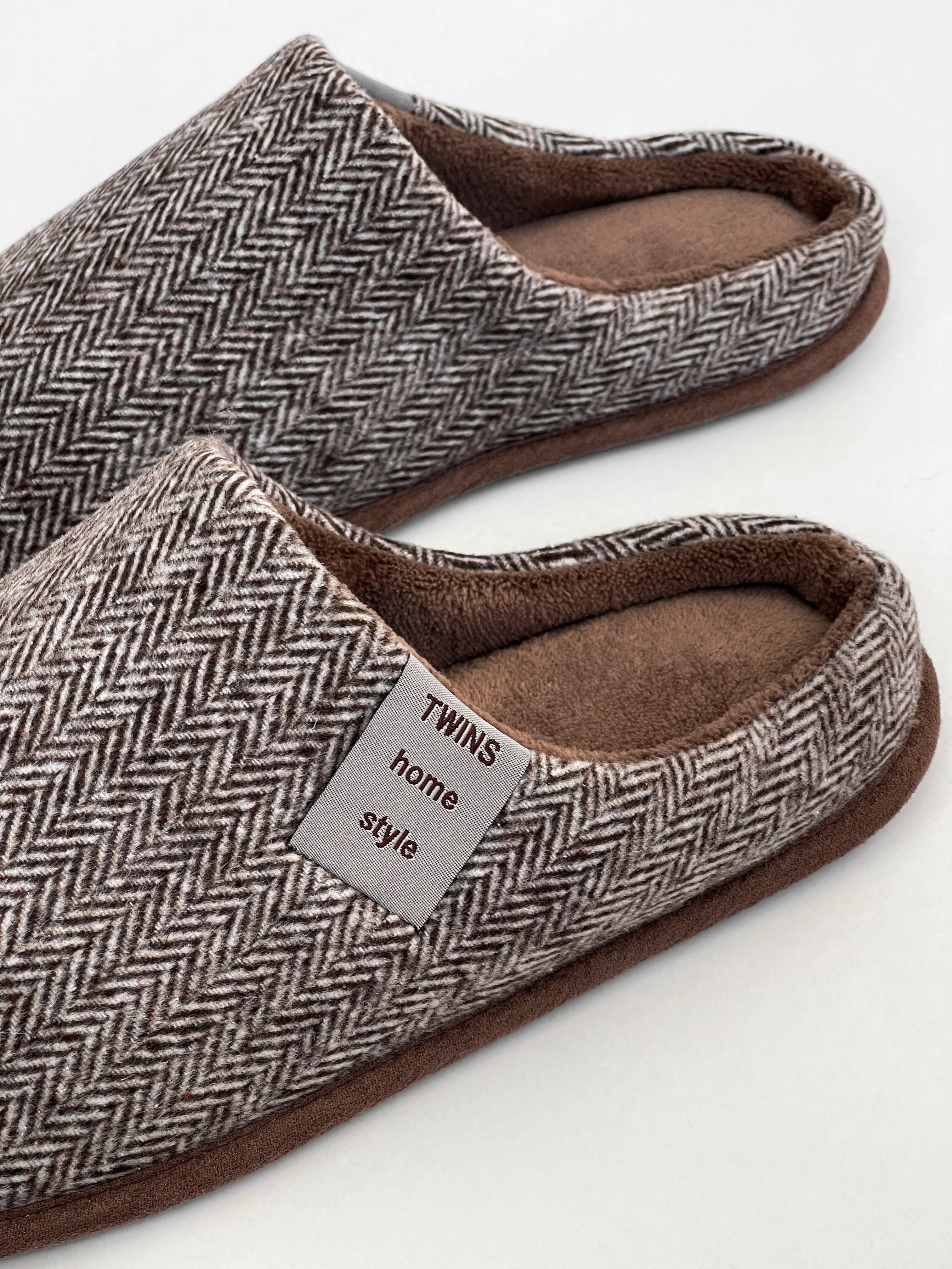 Men's elegant brown slippers