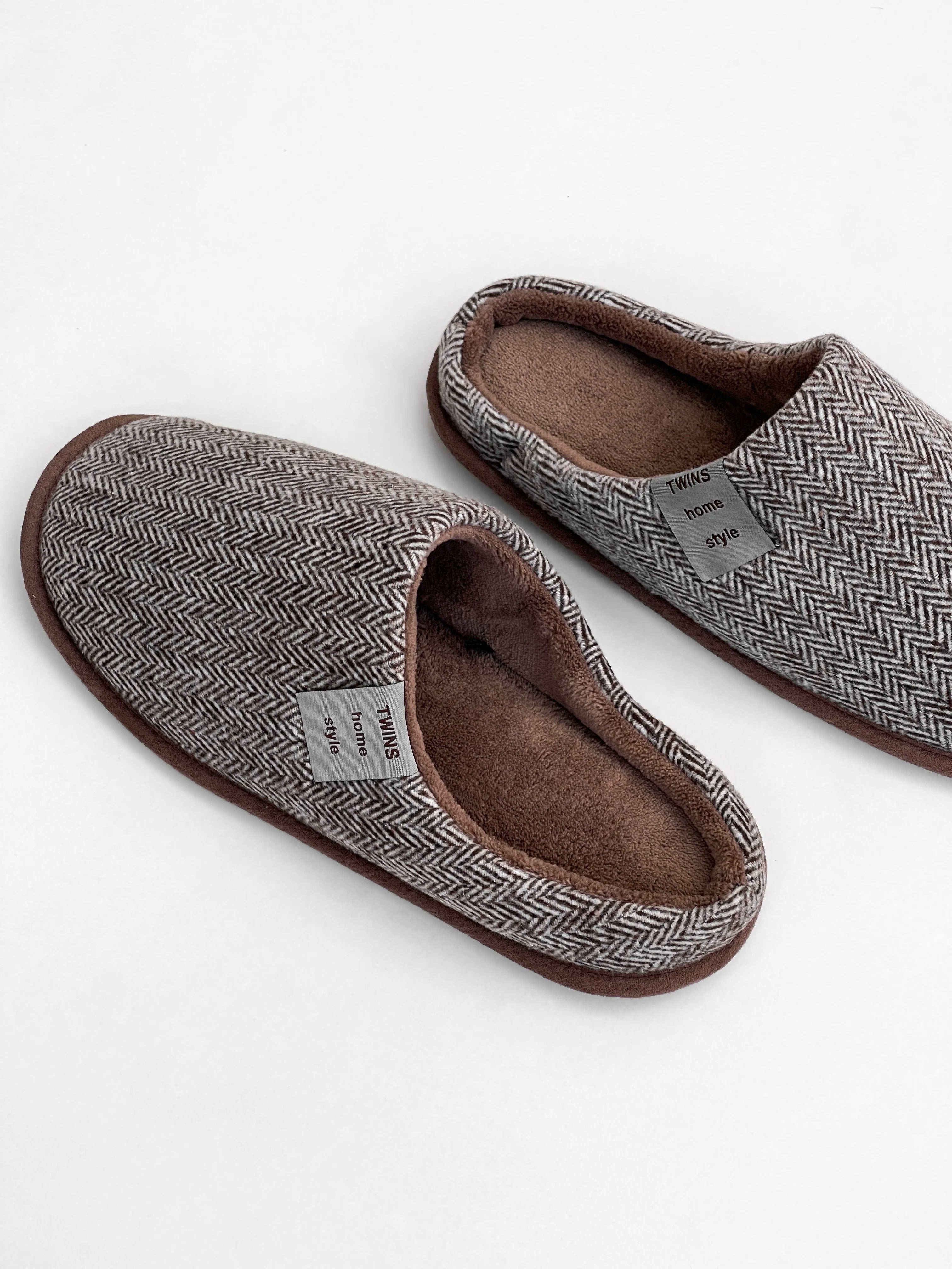 Men's elegant brown slippers