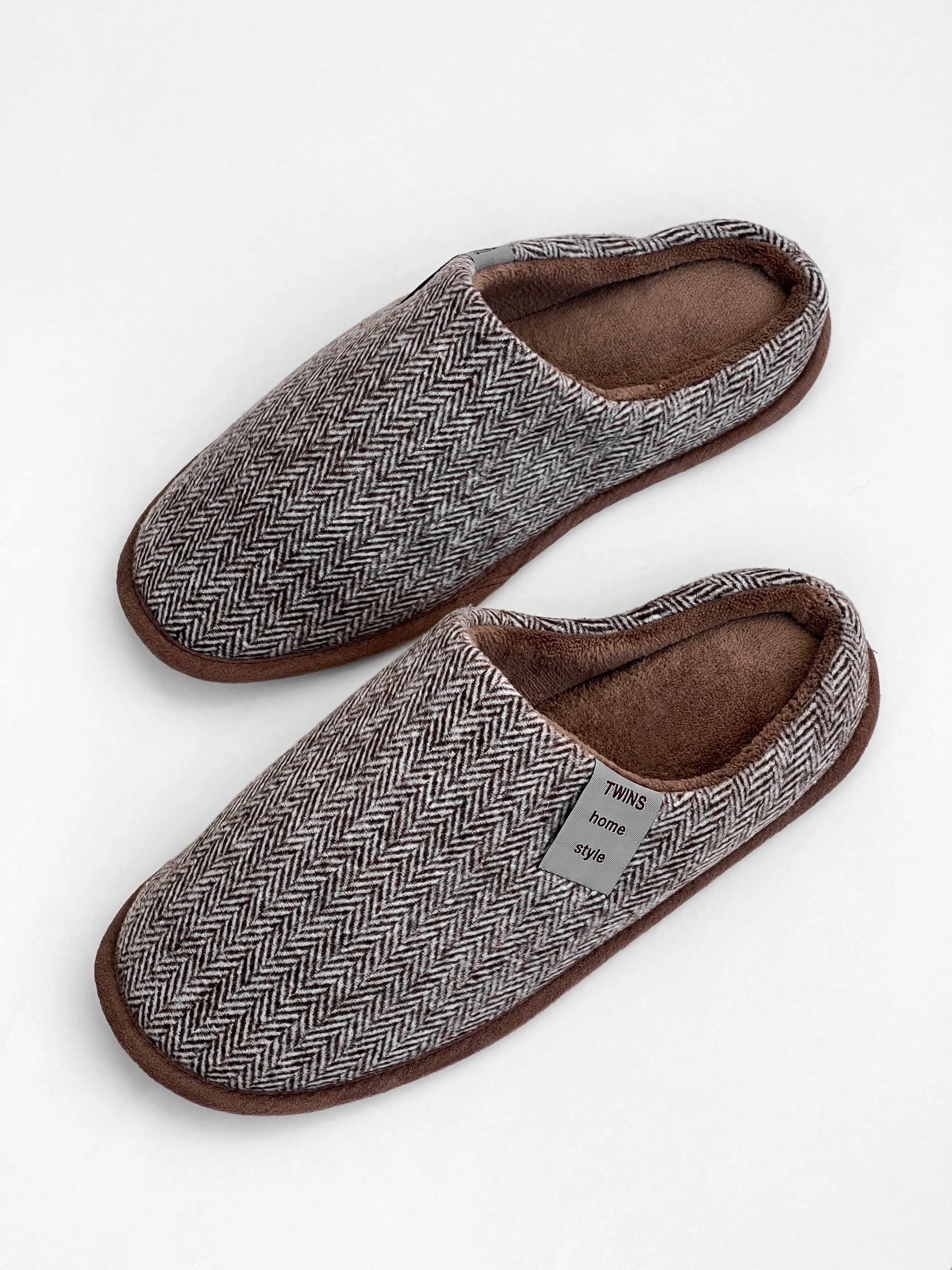 Men's elegant brown slippers