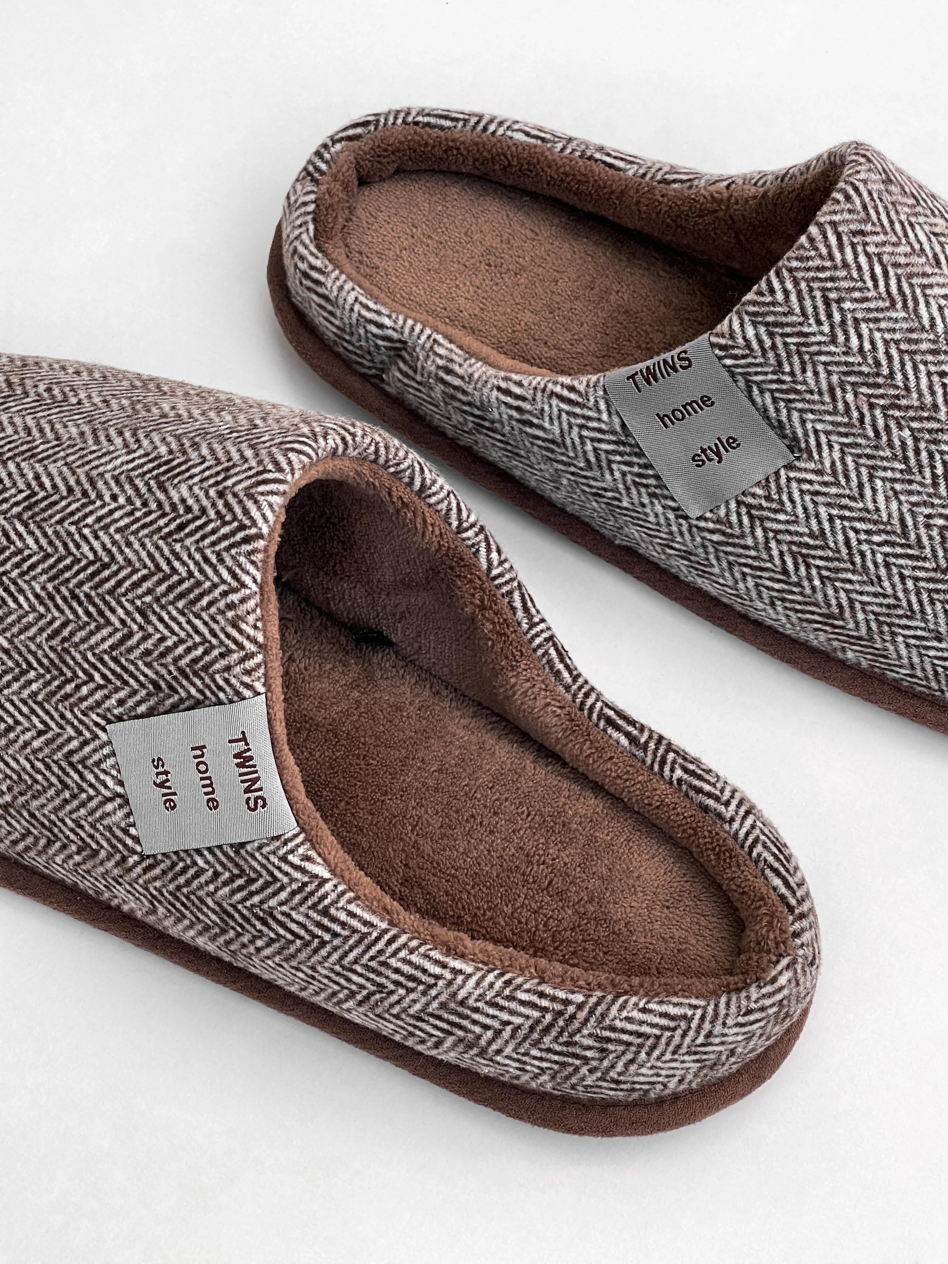 Men's elegant brown slippers