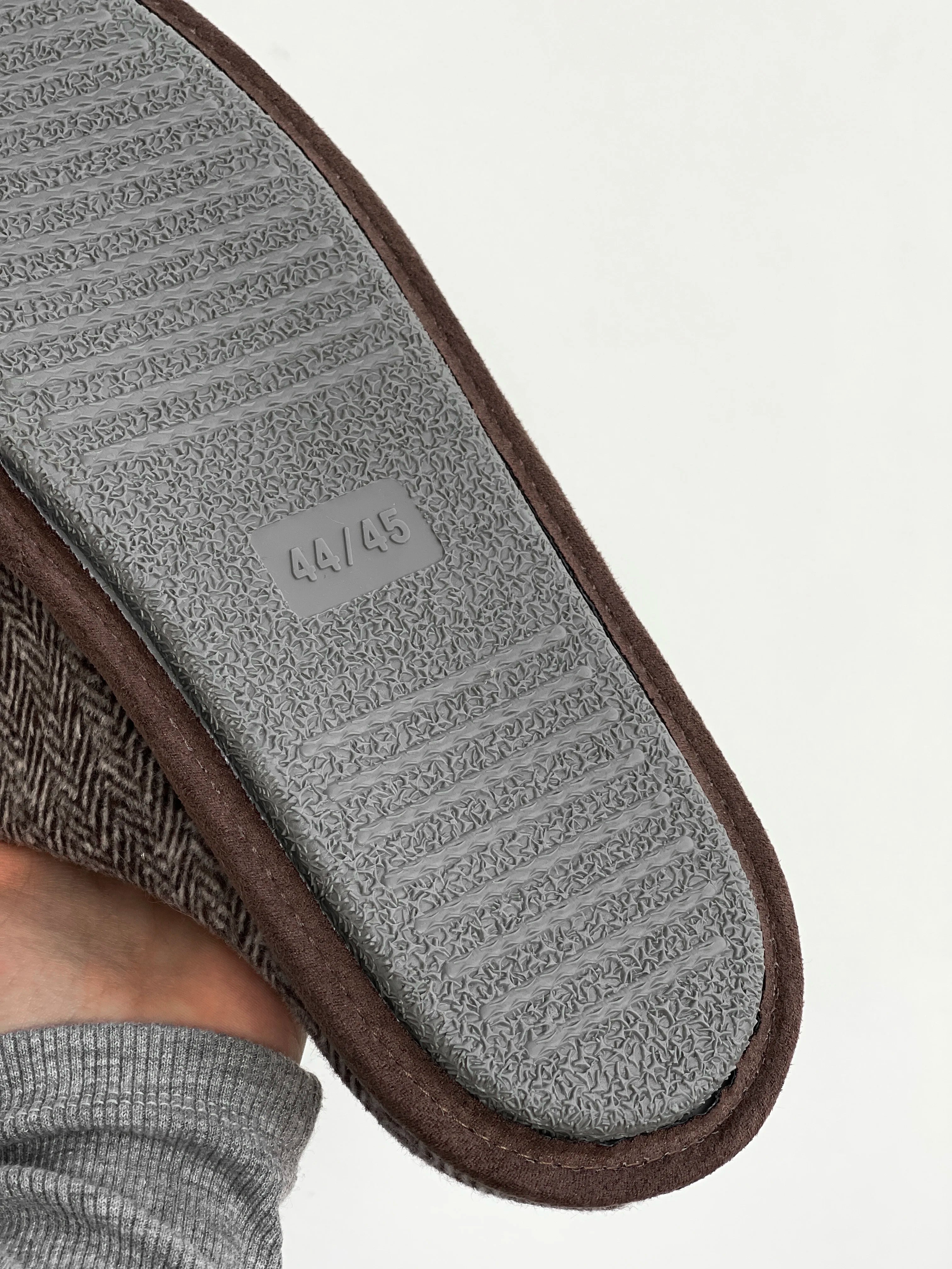 Men's elegant brown slippers