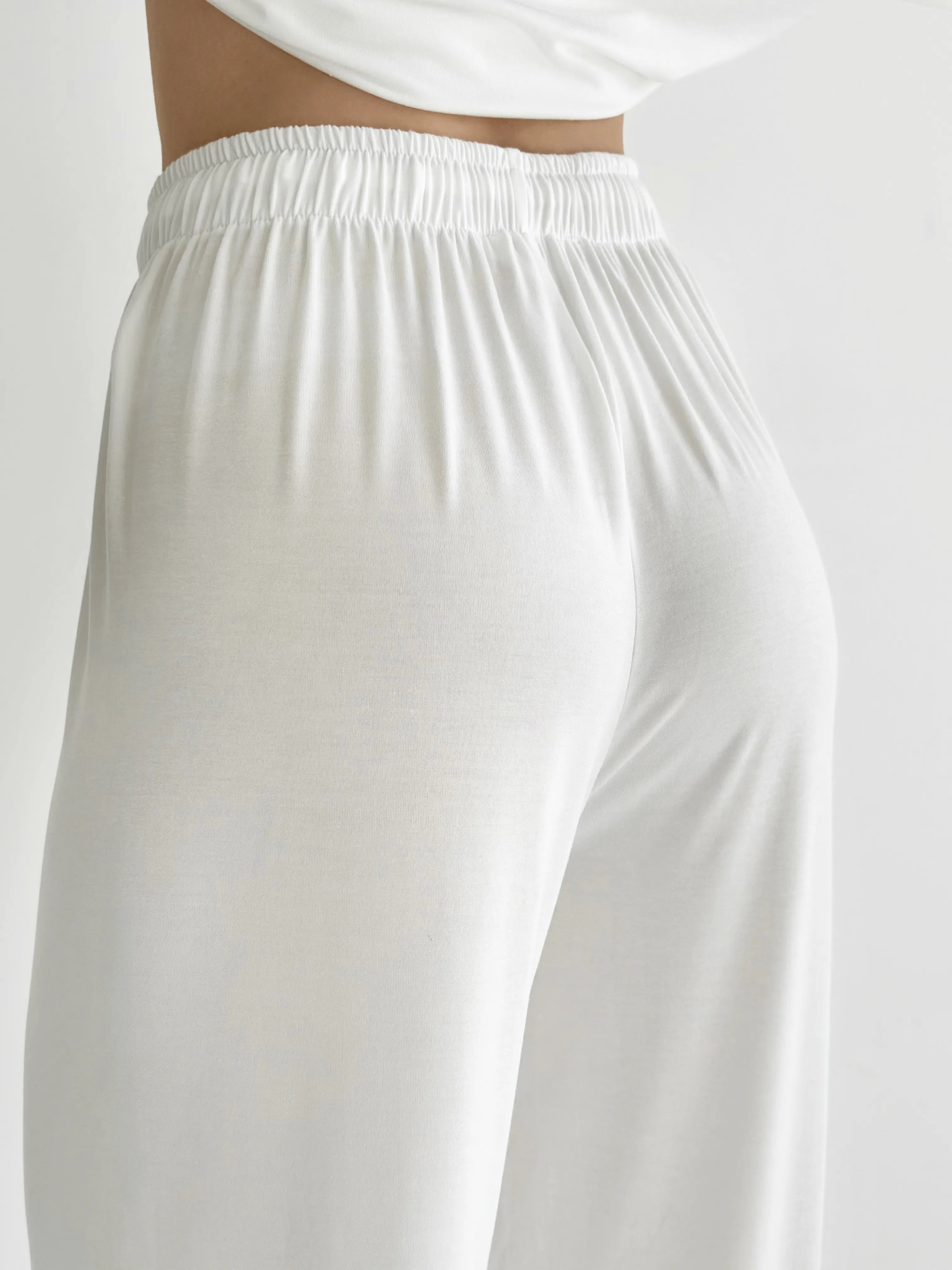 Modal Long-sleeved suit with wide trousers, milky