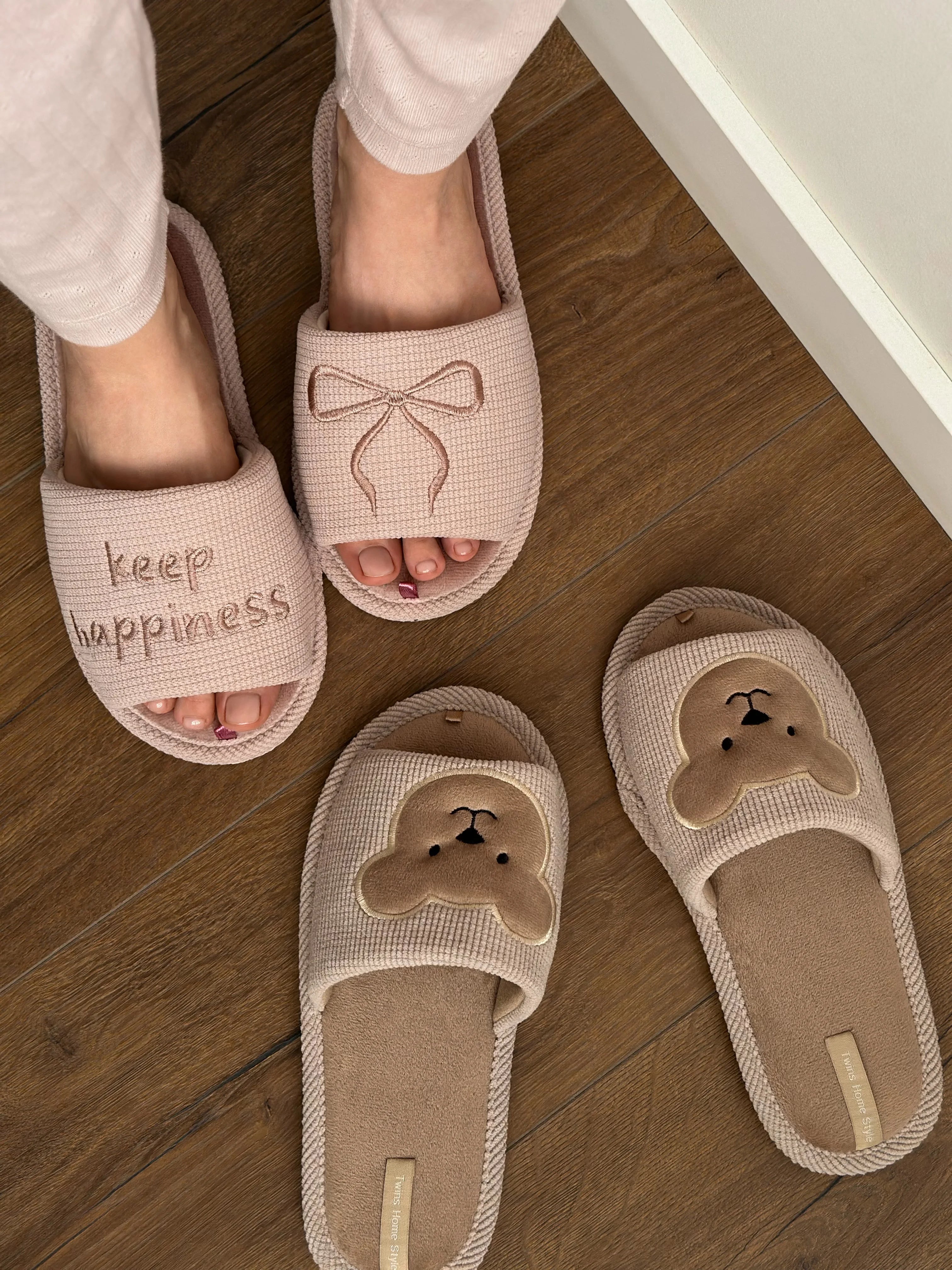 Women's slippers HS-VL beige with teddy bear embroidery