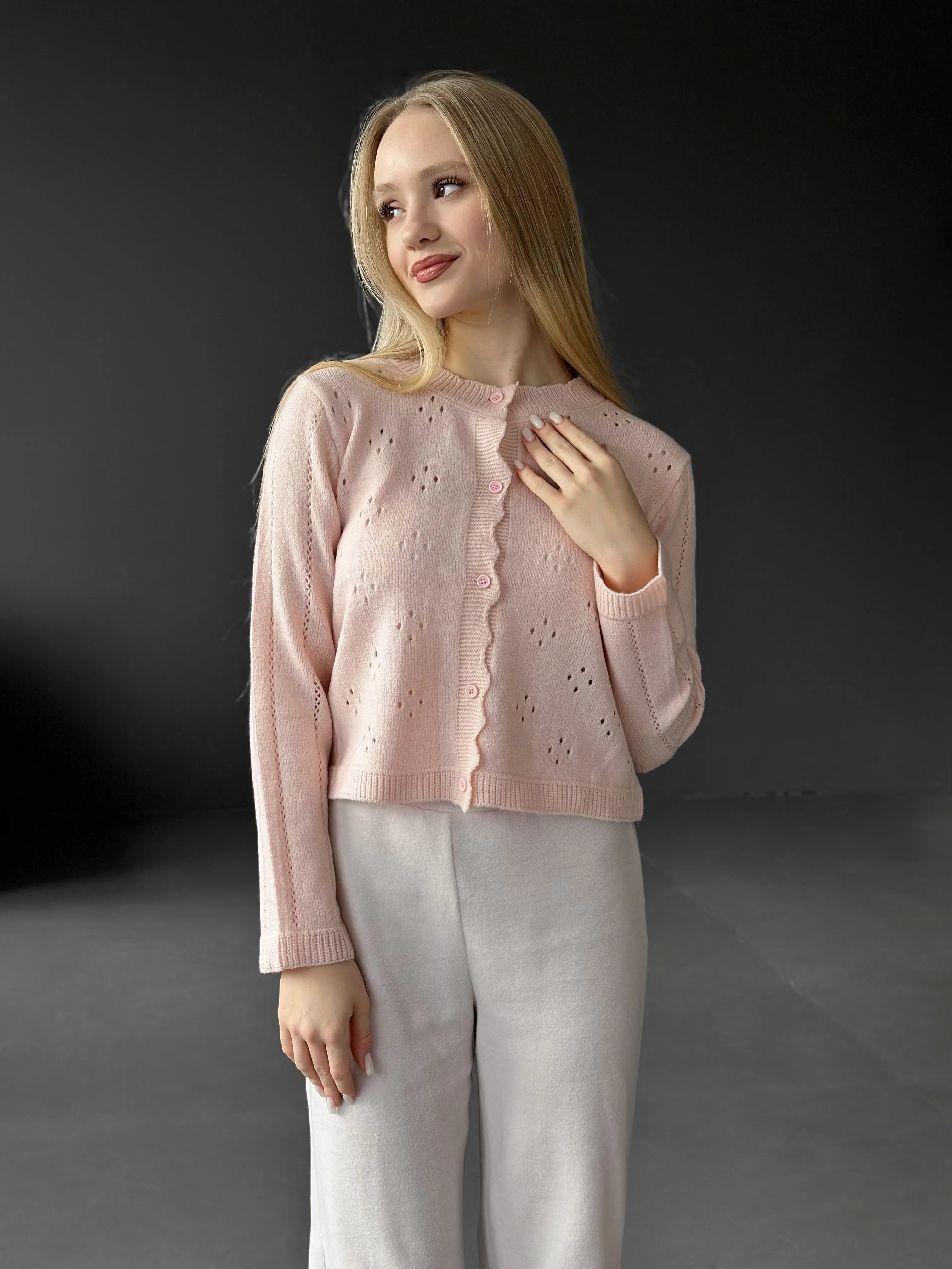 Soft cropped openwork cardigan pink