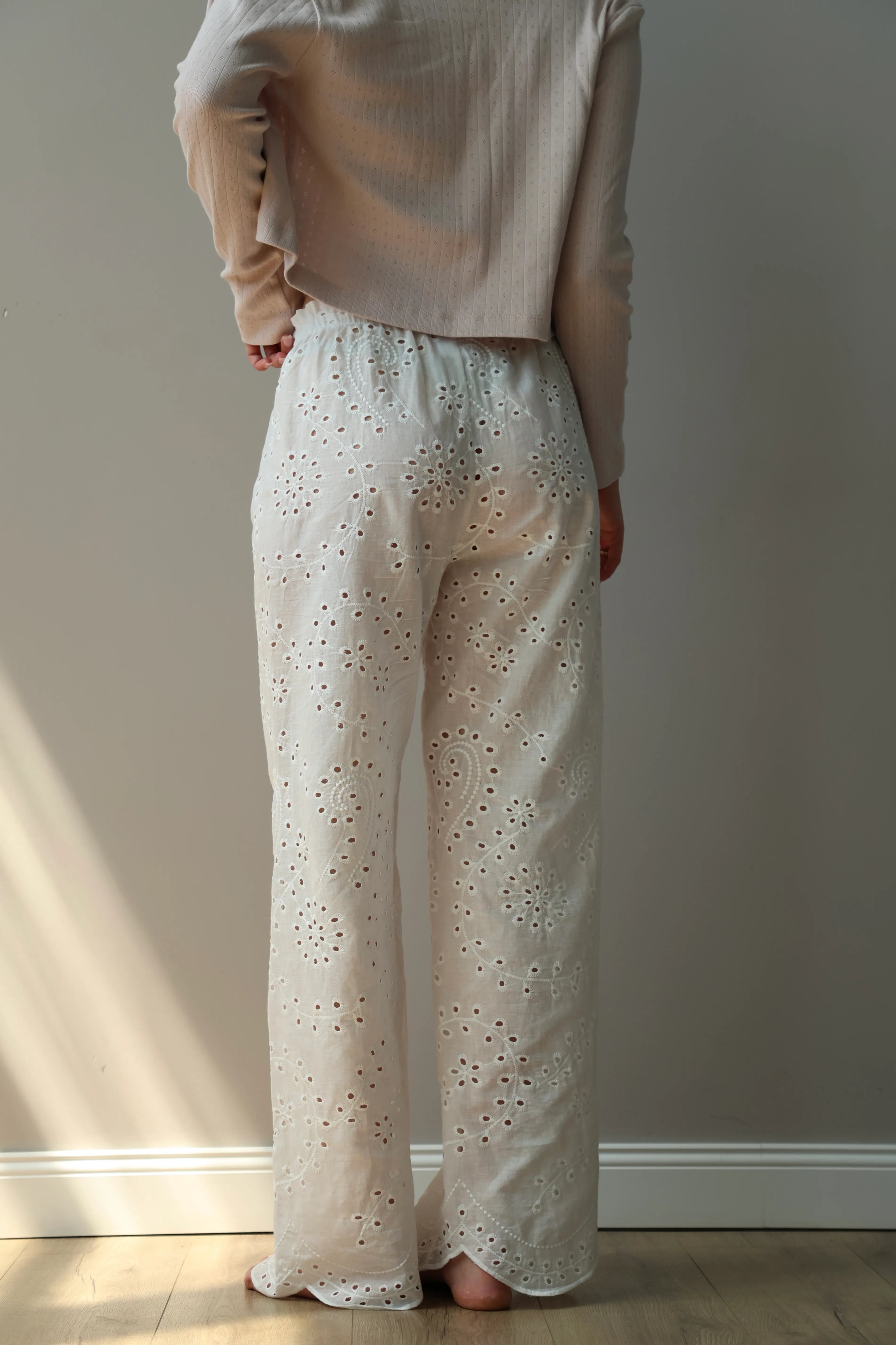 Pants Mono brocade openwork design "twig"