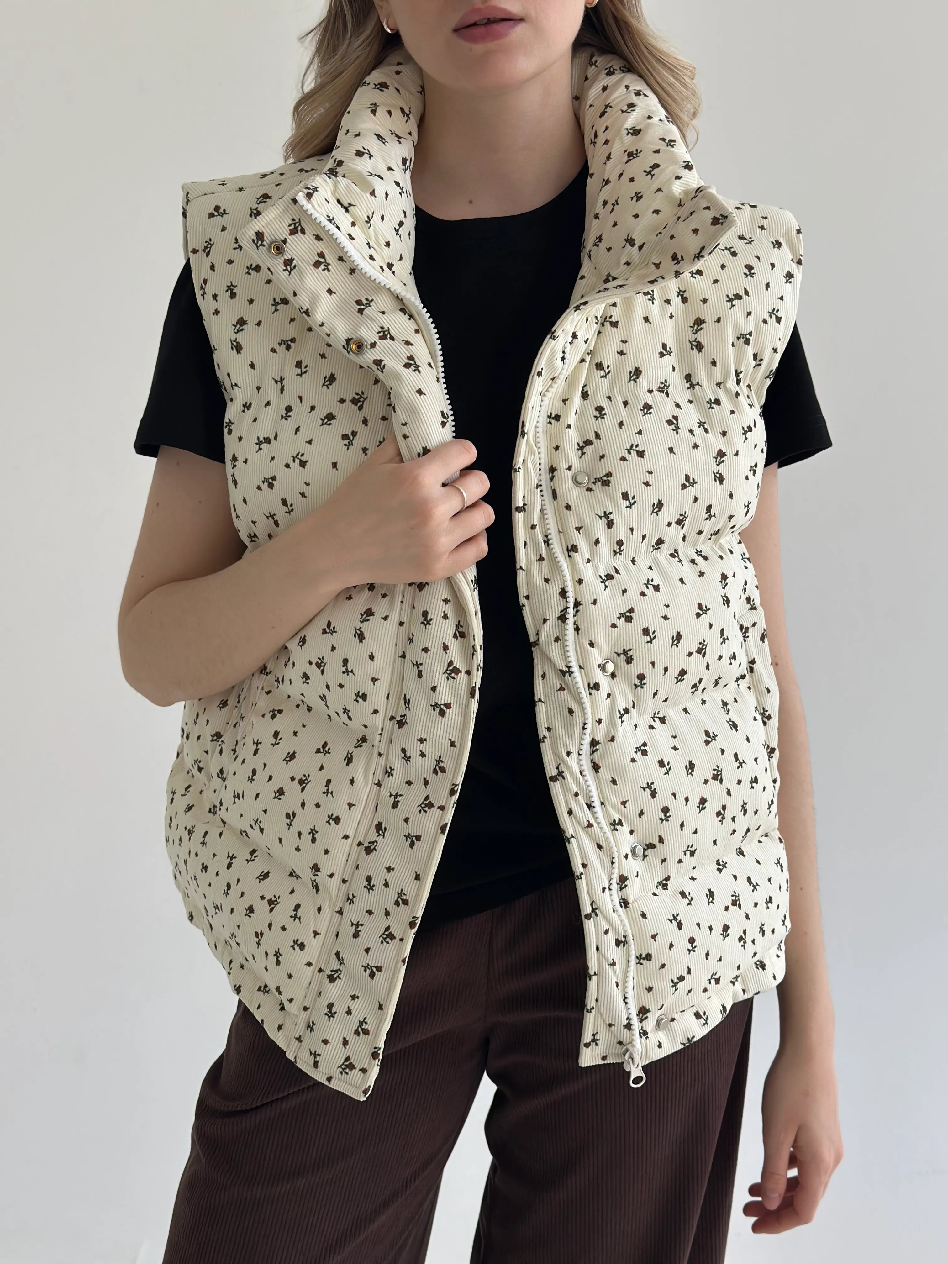 Quilted puffed velvet vest in milky color with flower, onesize