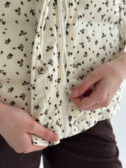 Quilted puffed velvet vest in milky color with flower, onesize