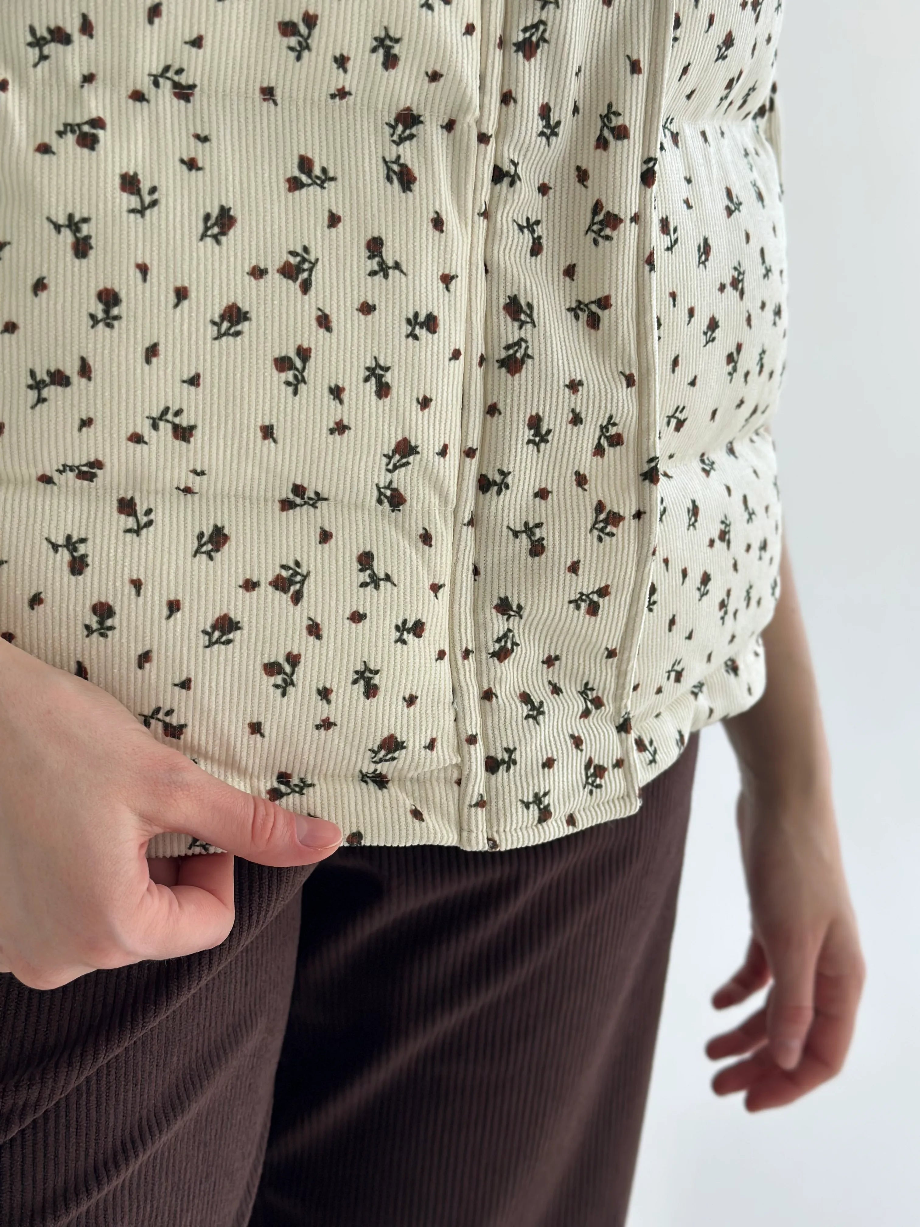 Quilted puffed velvet vest in milky color with flower, onesize