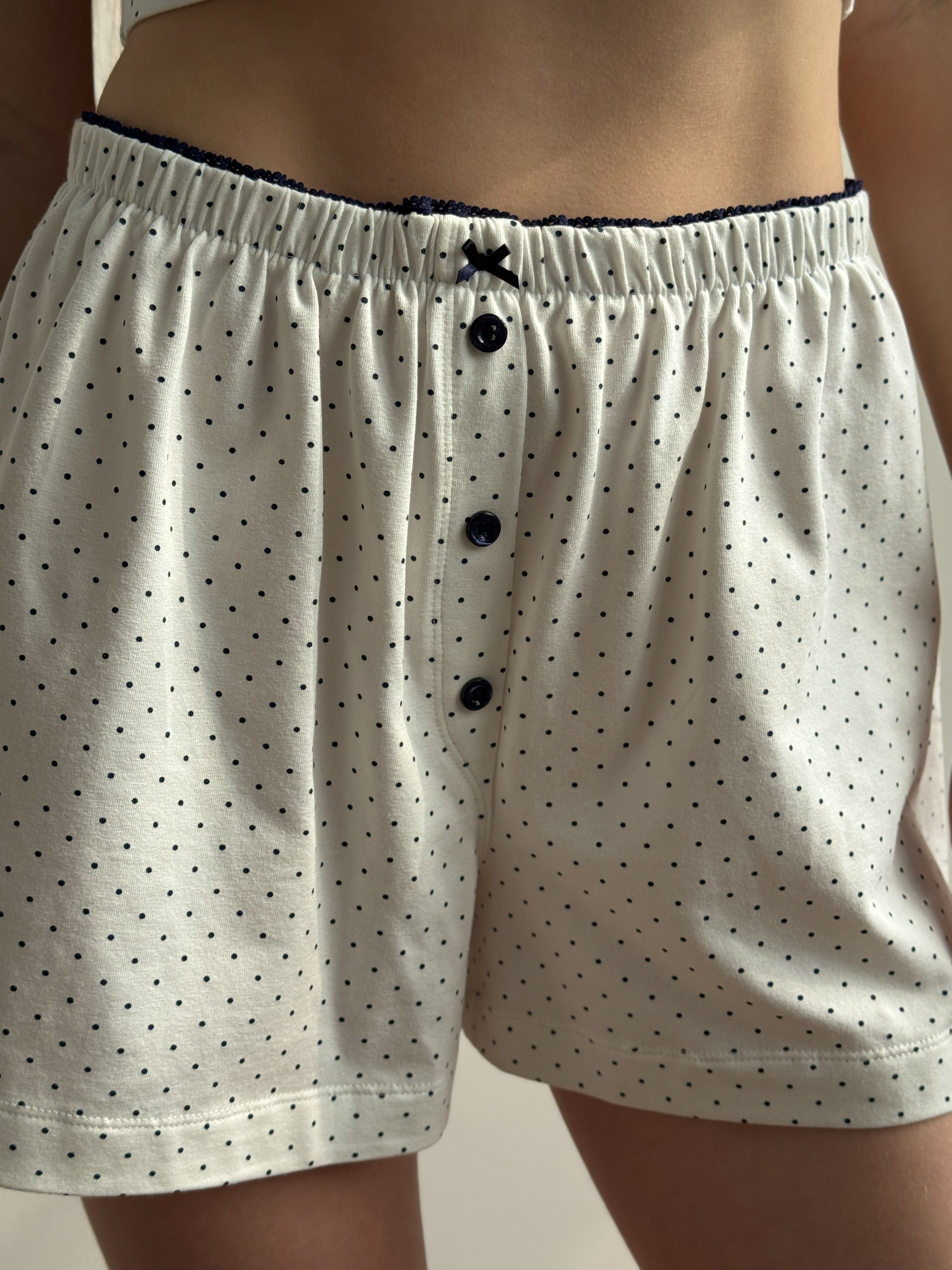 Knitted shorts with a gull in blue polka dots