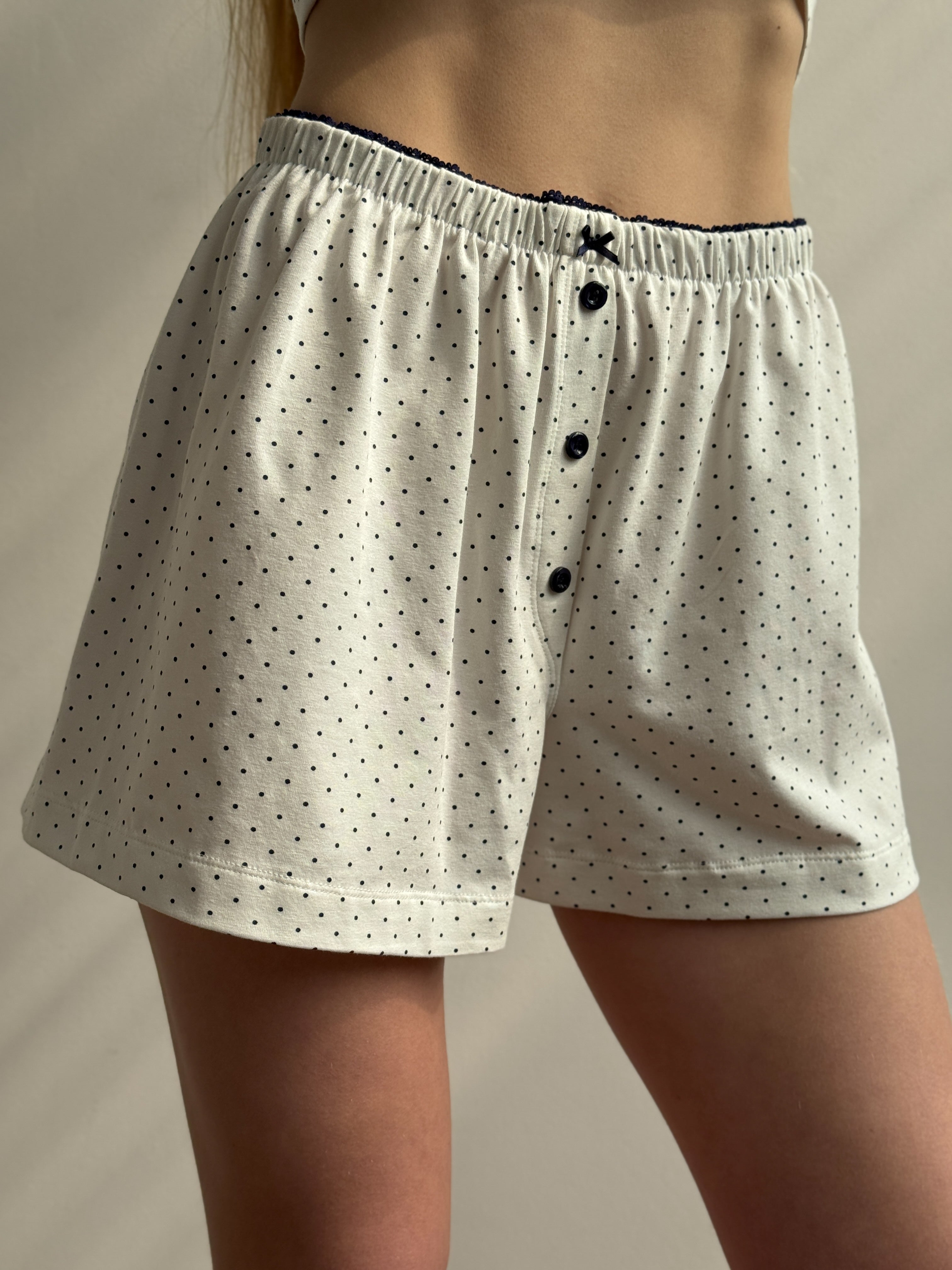 Knitted shorts with a gull in blue polka dots