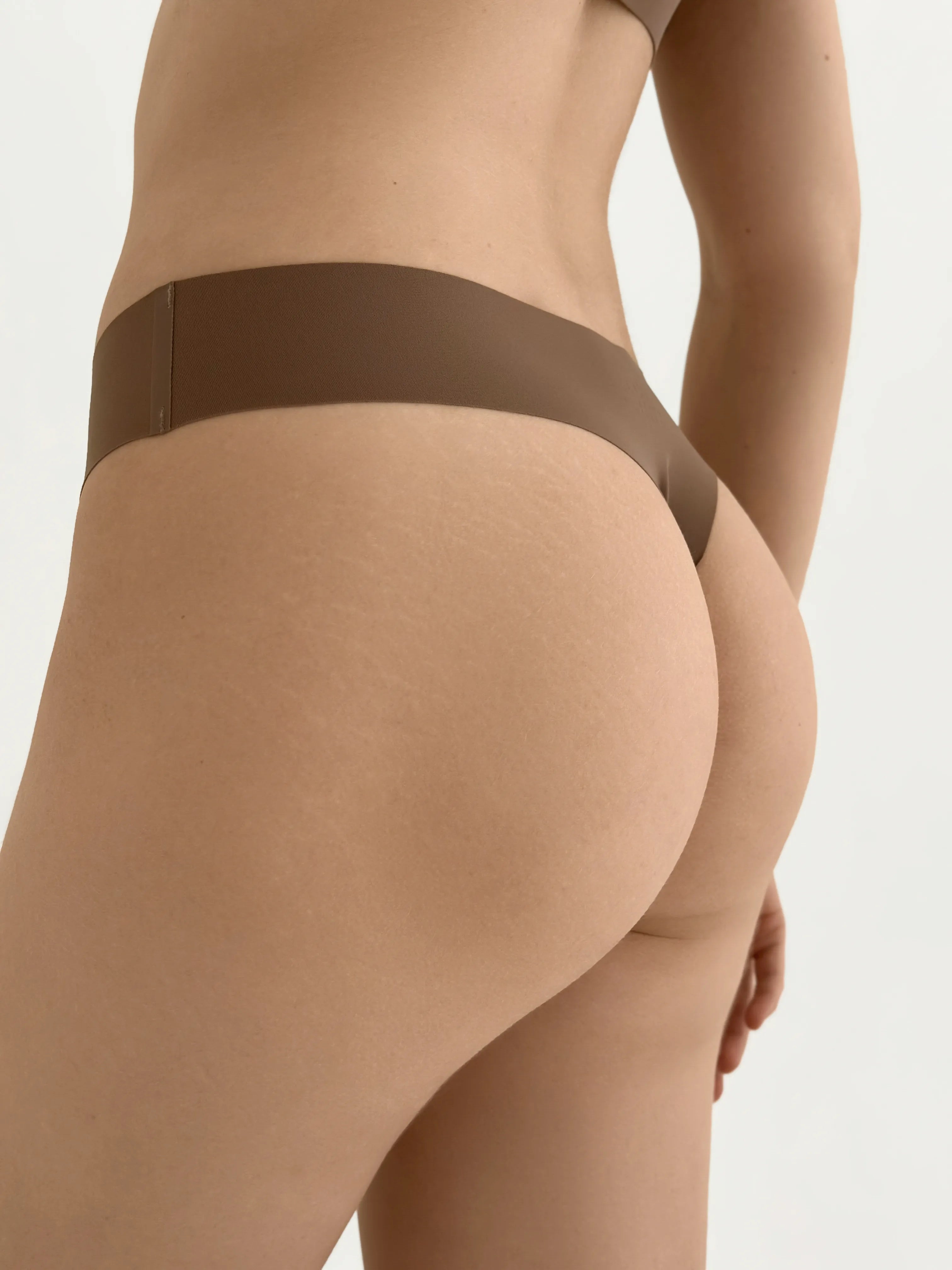 Set of 4 pairs of seamless thongs