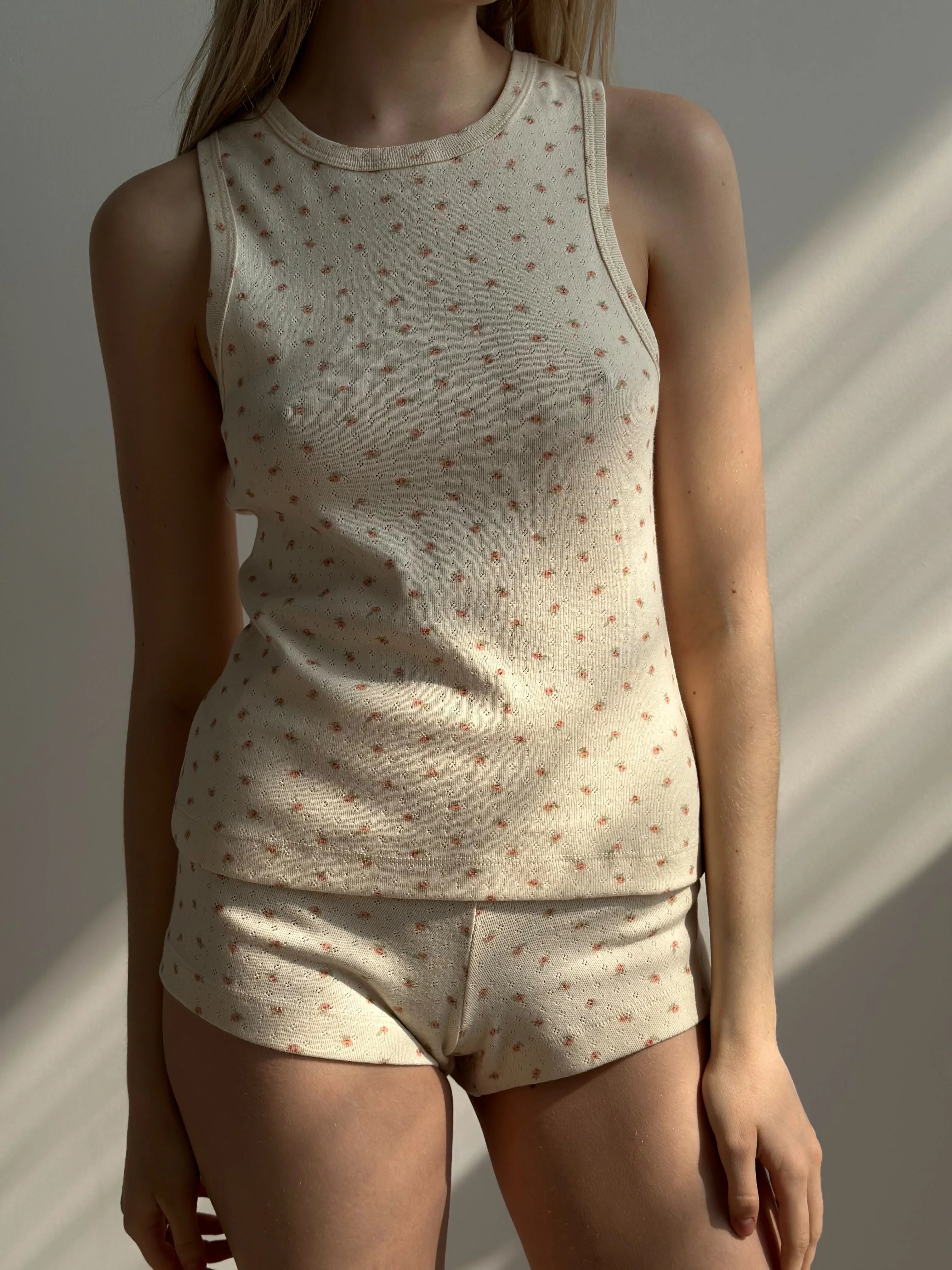 Ribbed T-shirt milky color with rose