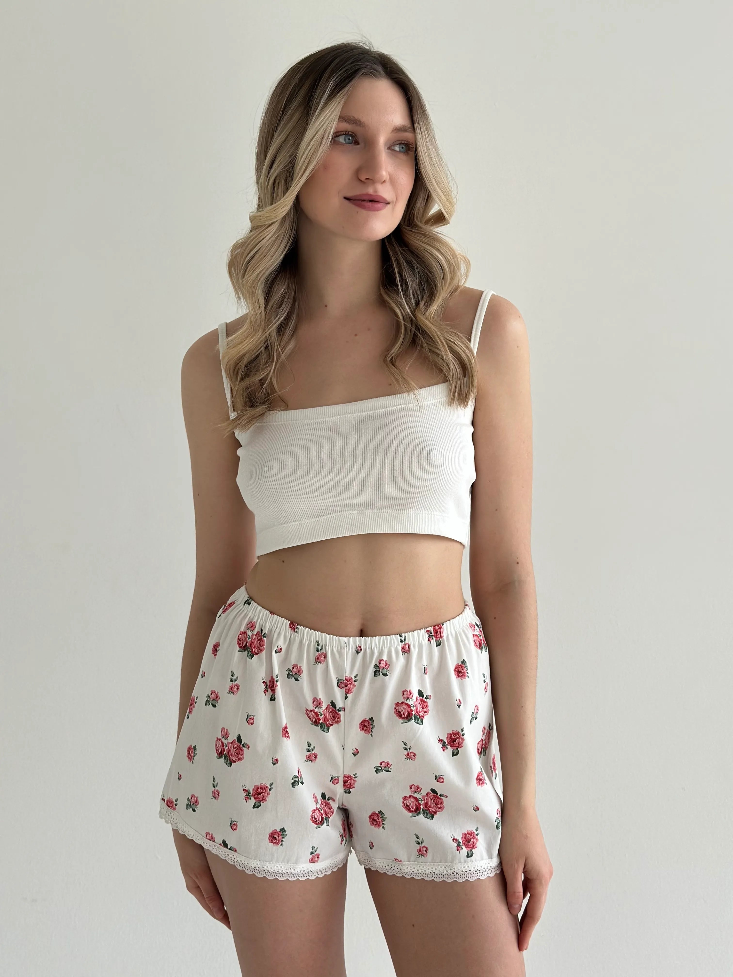 Satin Shorts mono roses red with leaves