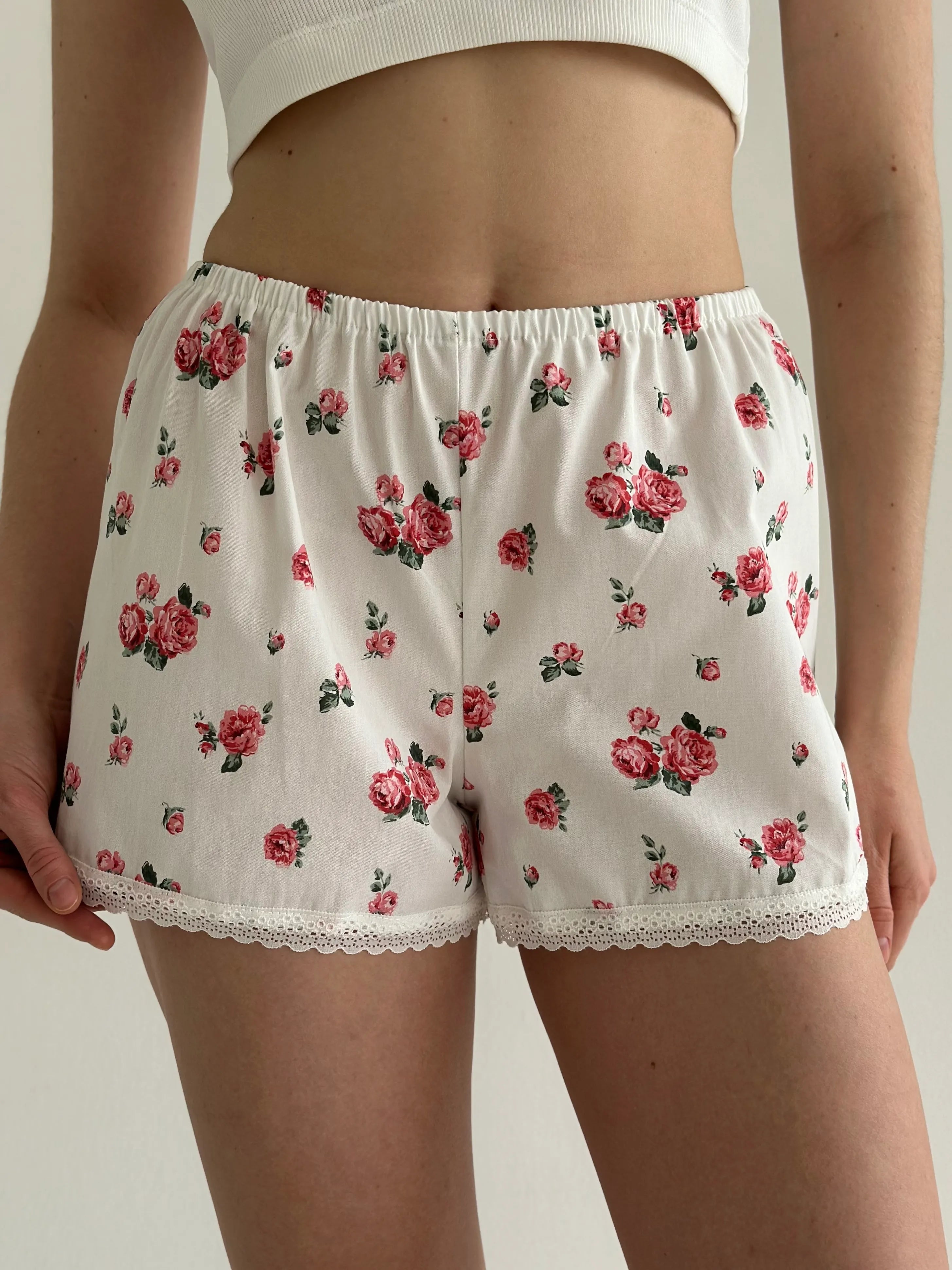 Satin Shorts mono roses red with leaves