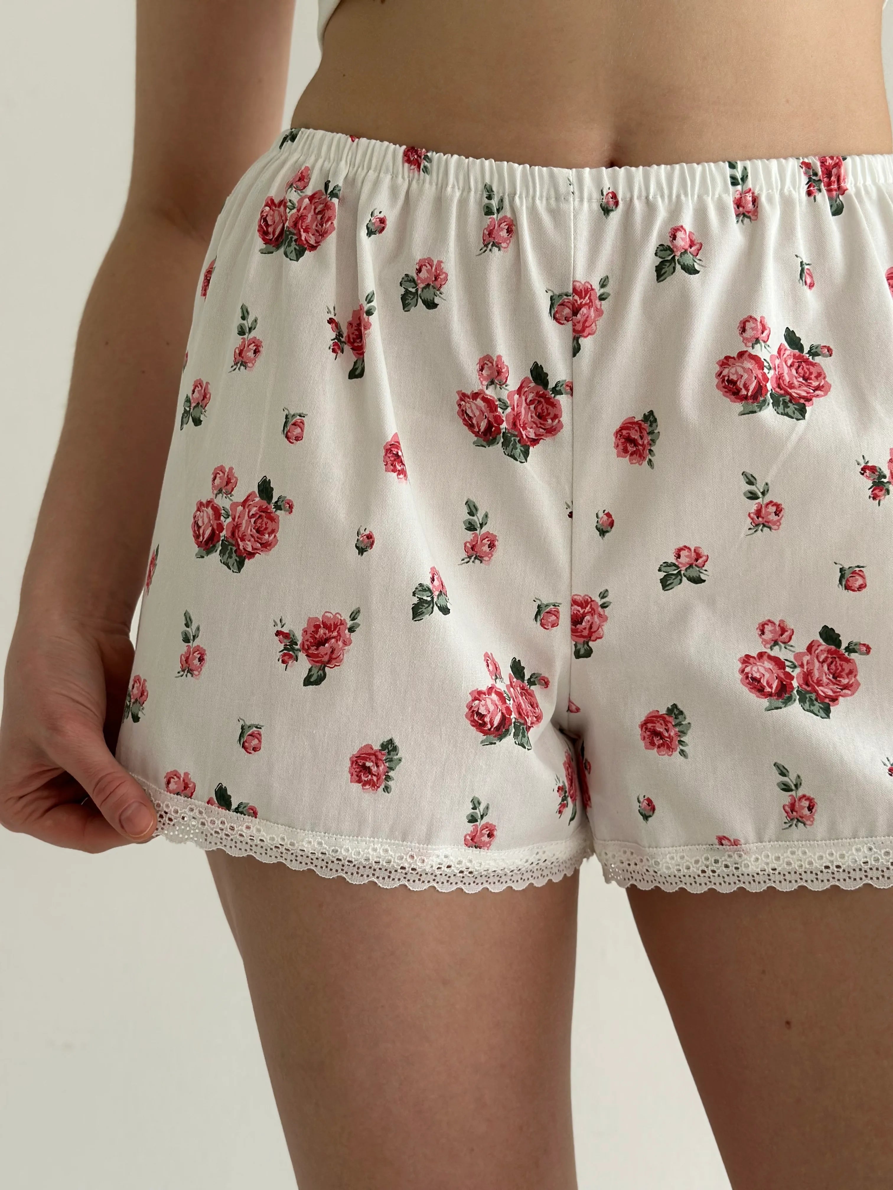 Satin Shorts mono roses red with leaves