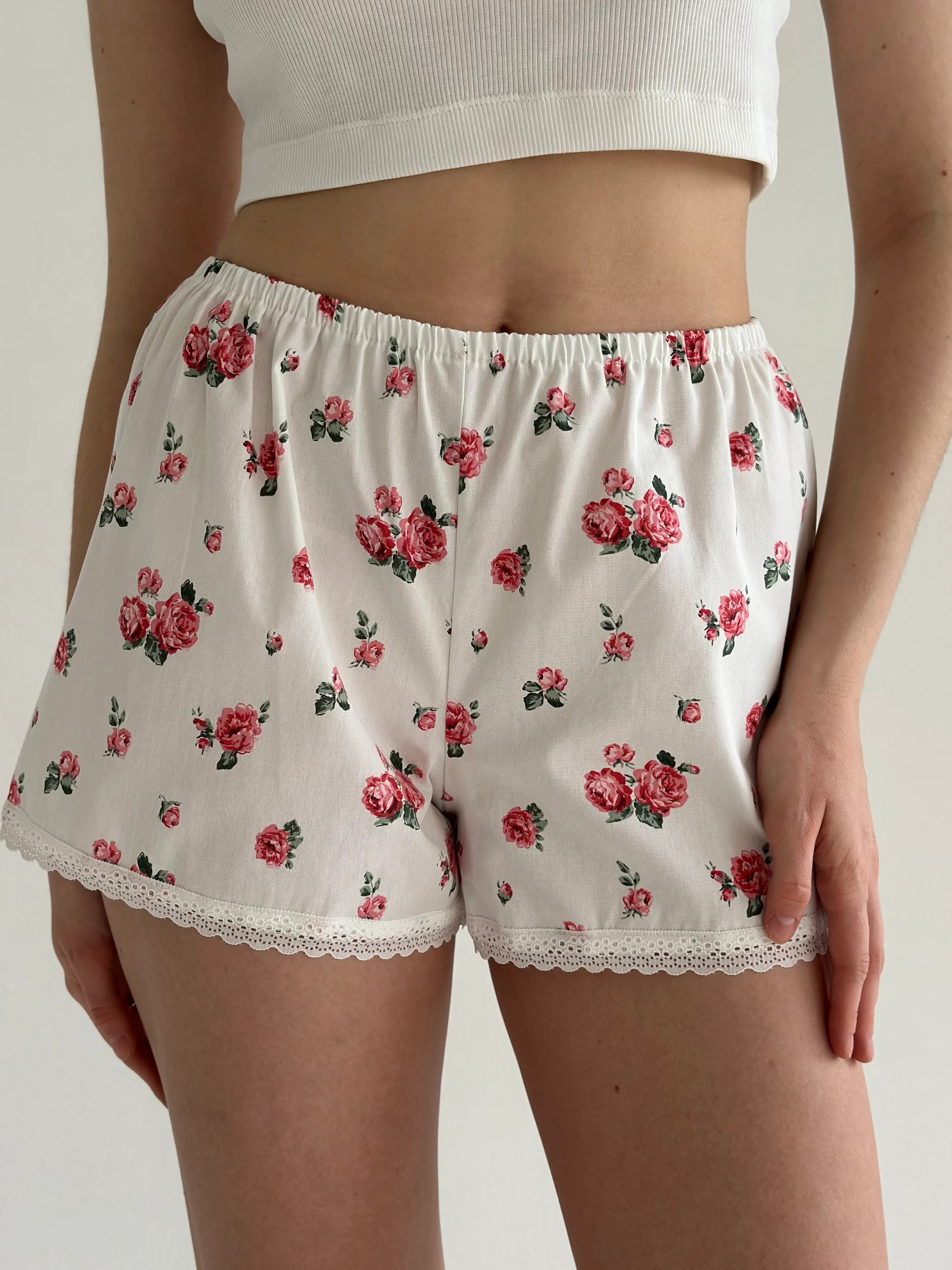 Satin Shorts mono roses red with leaves