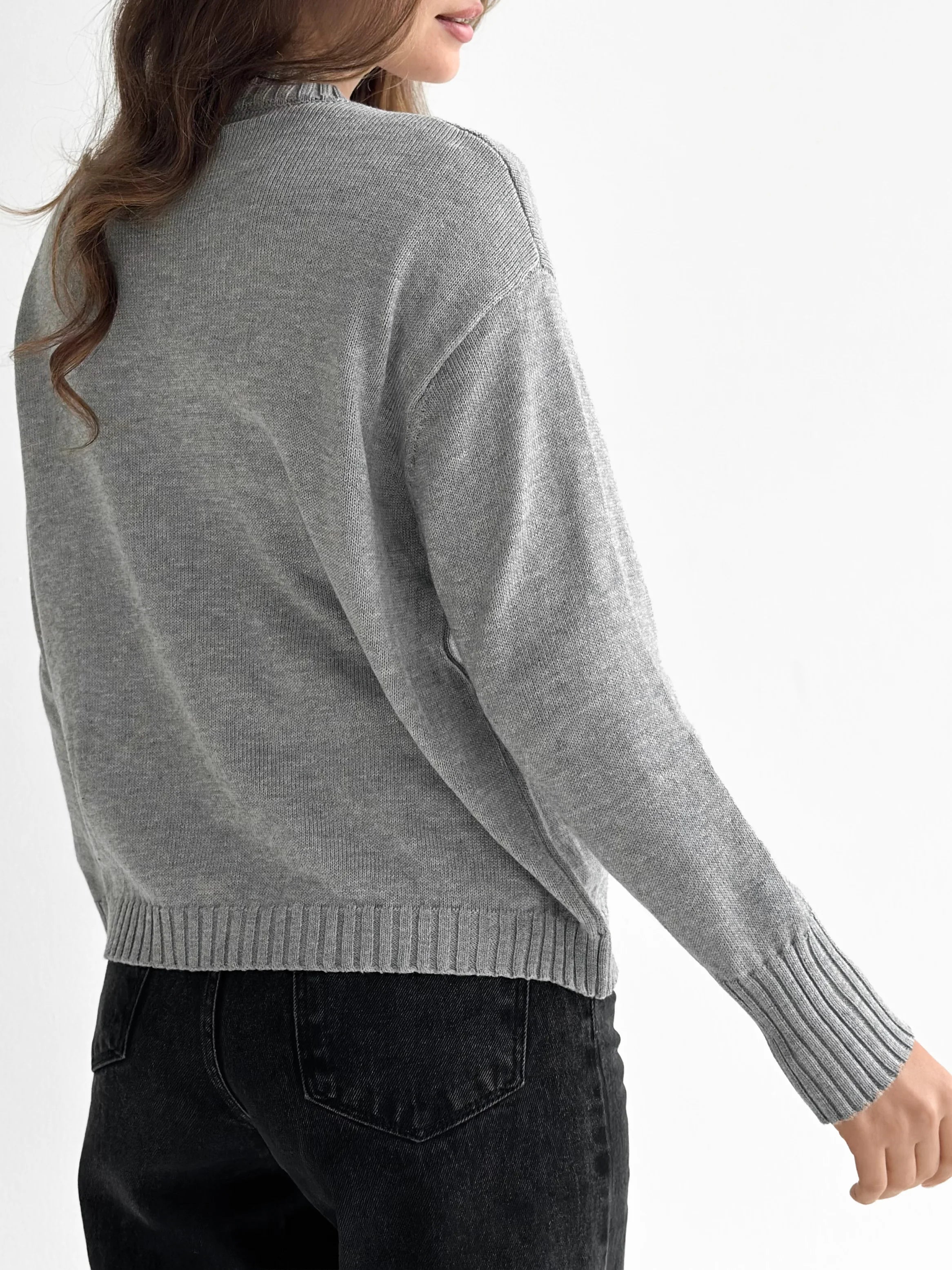 Knitted sweater gray