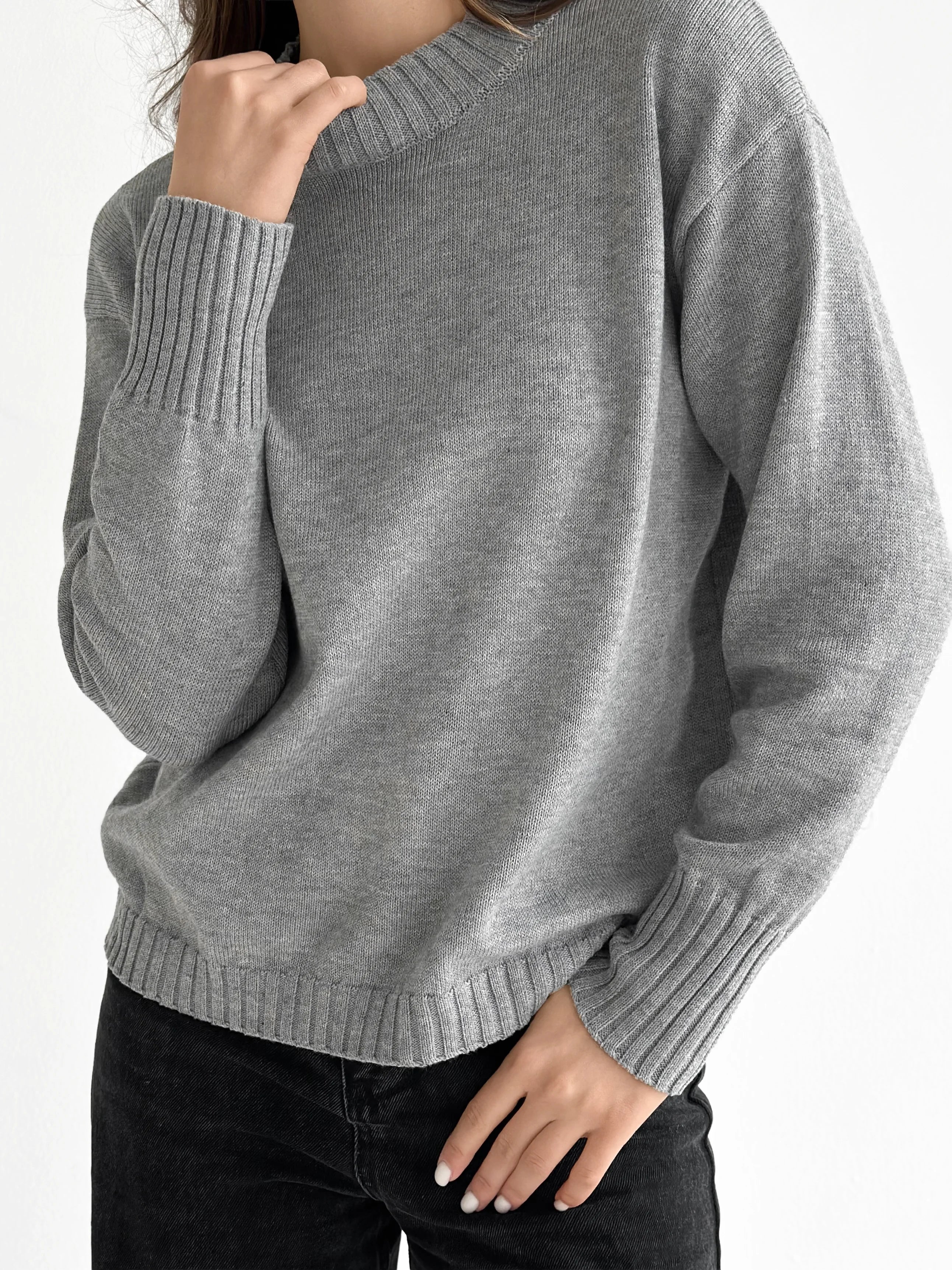 Knitted sweater gray
