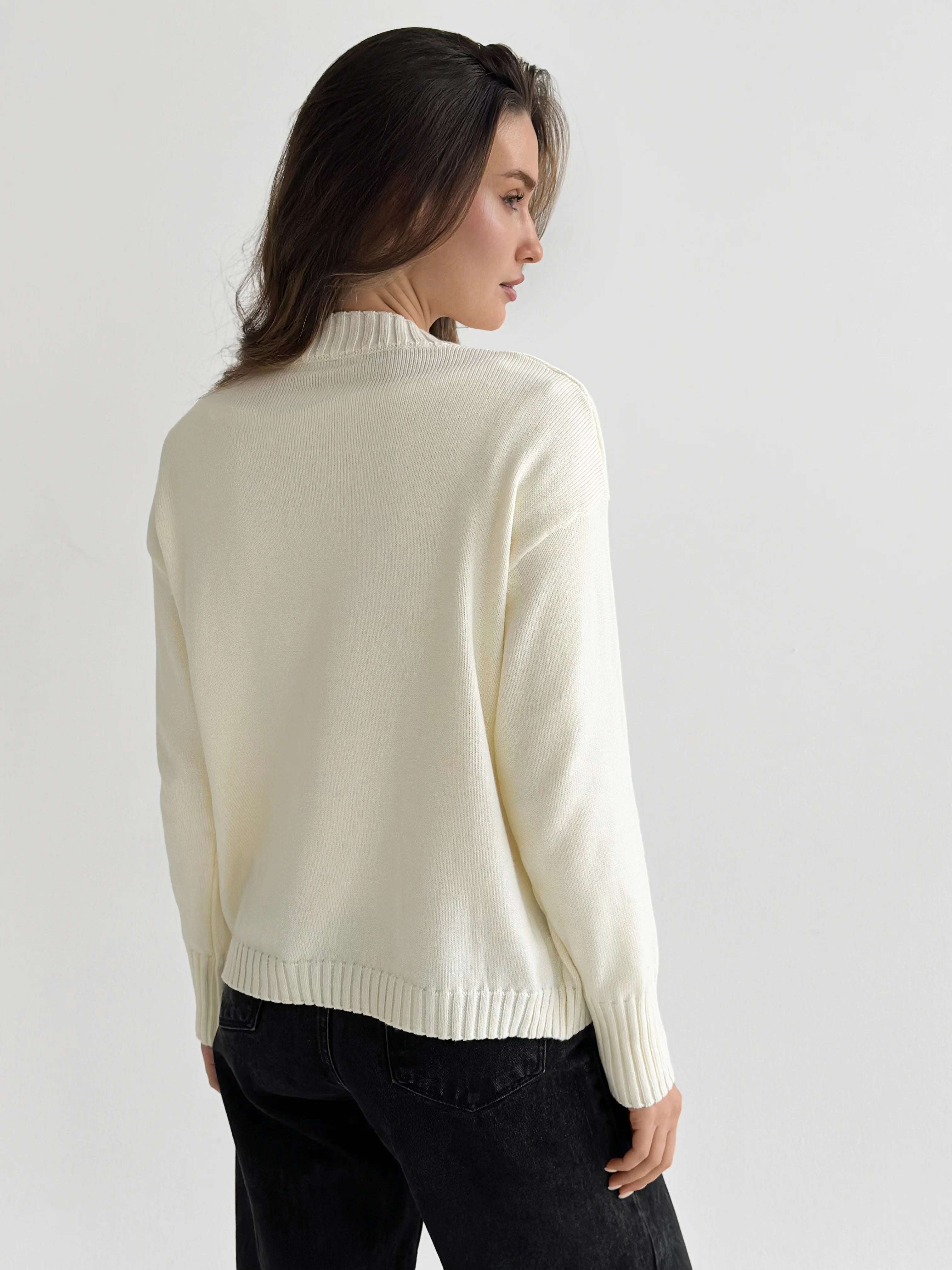 Knitted sweater milky