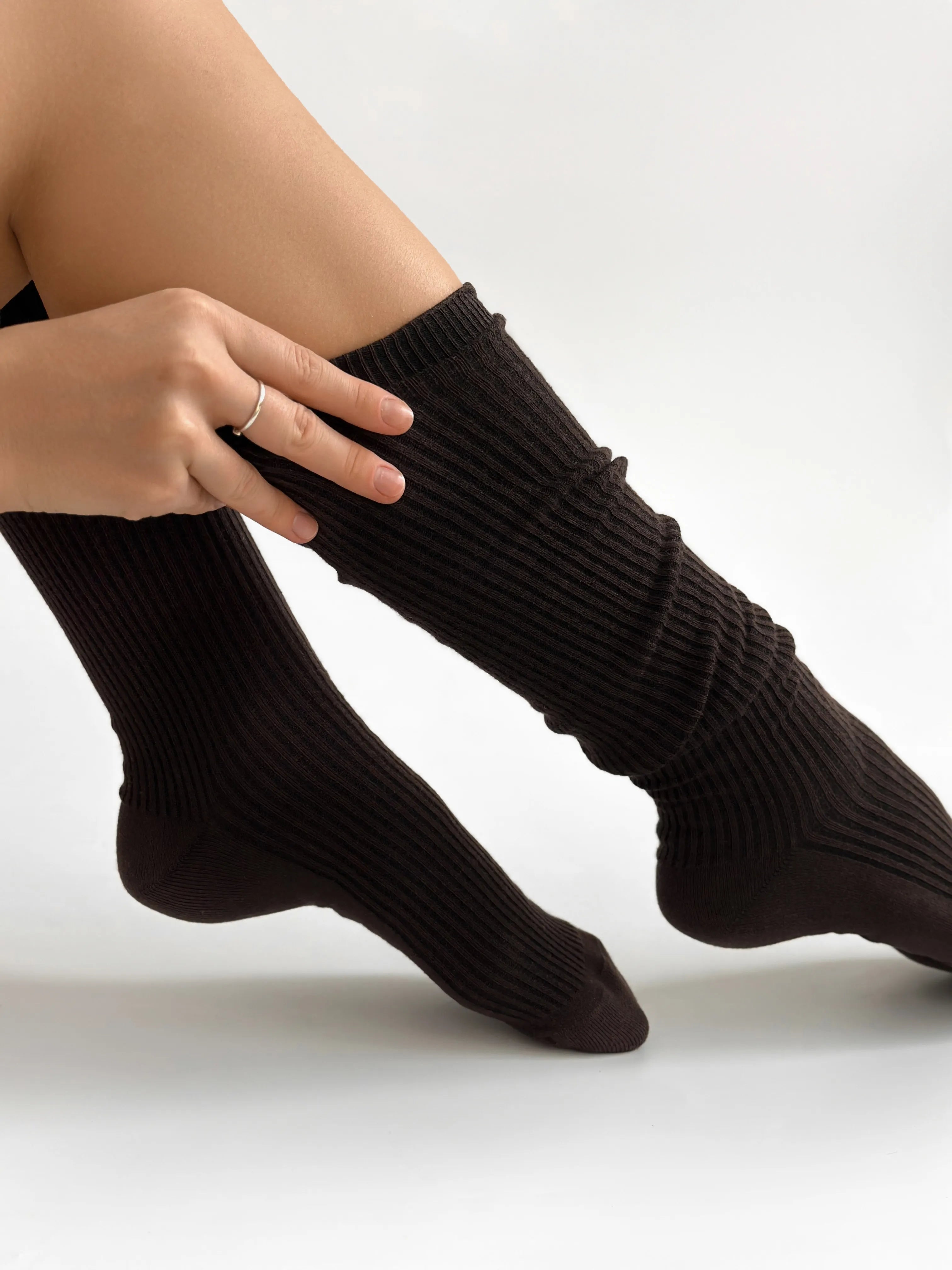 Chocolate ribbed knee-high socks