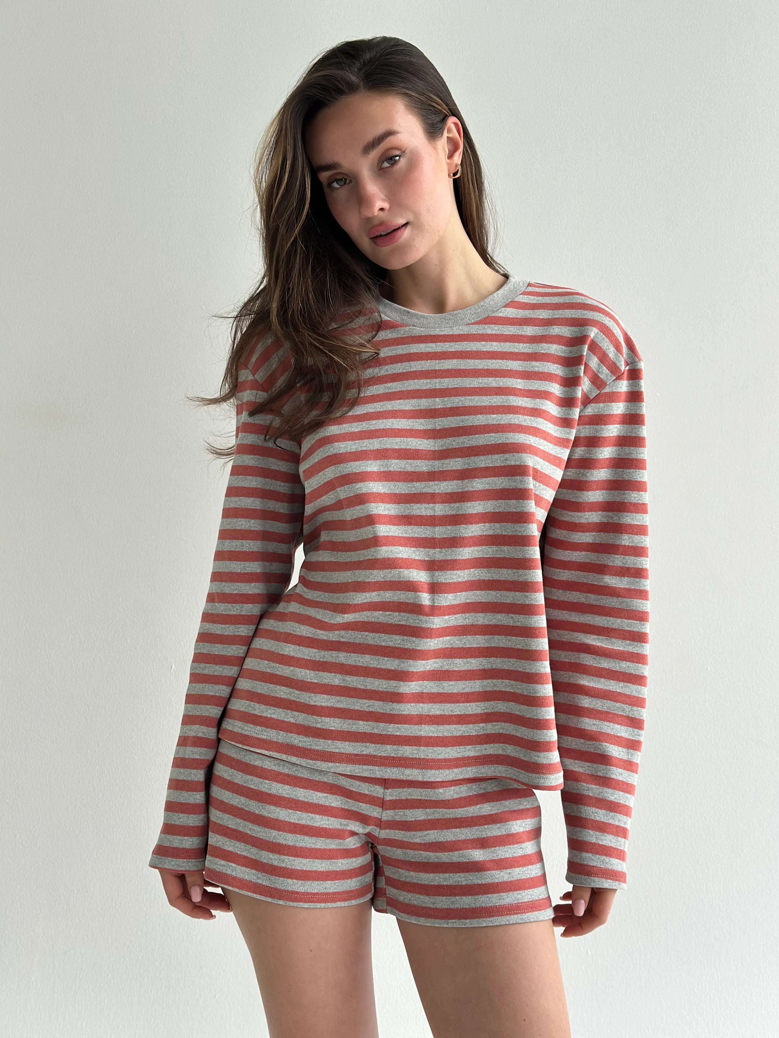 Striped knitwear Oversized long-sleeved suit and shorts gray/terracotta