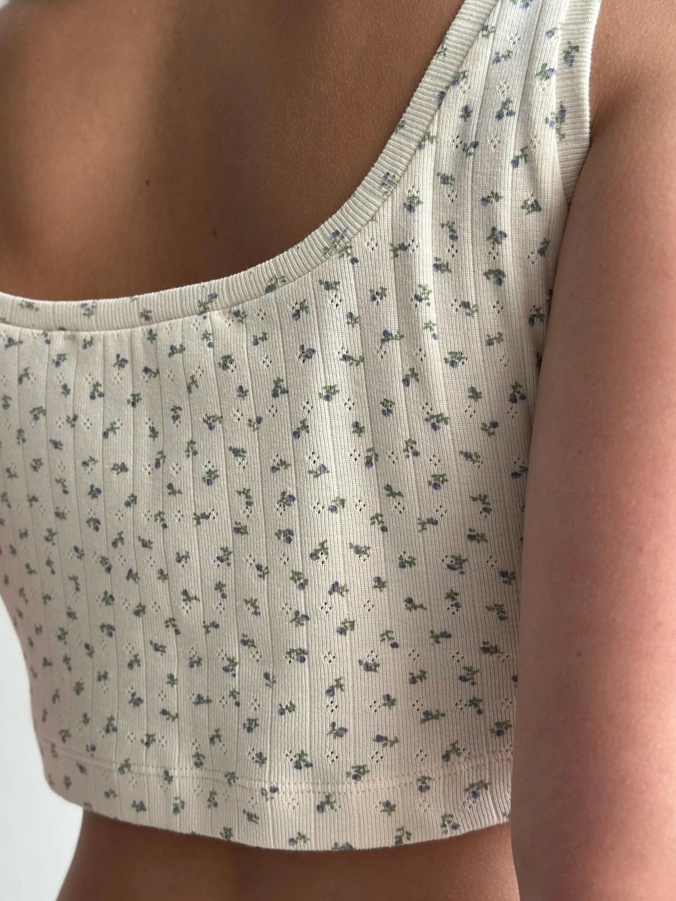 Ribbed top mini blue flower