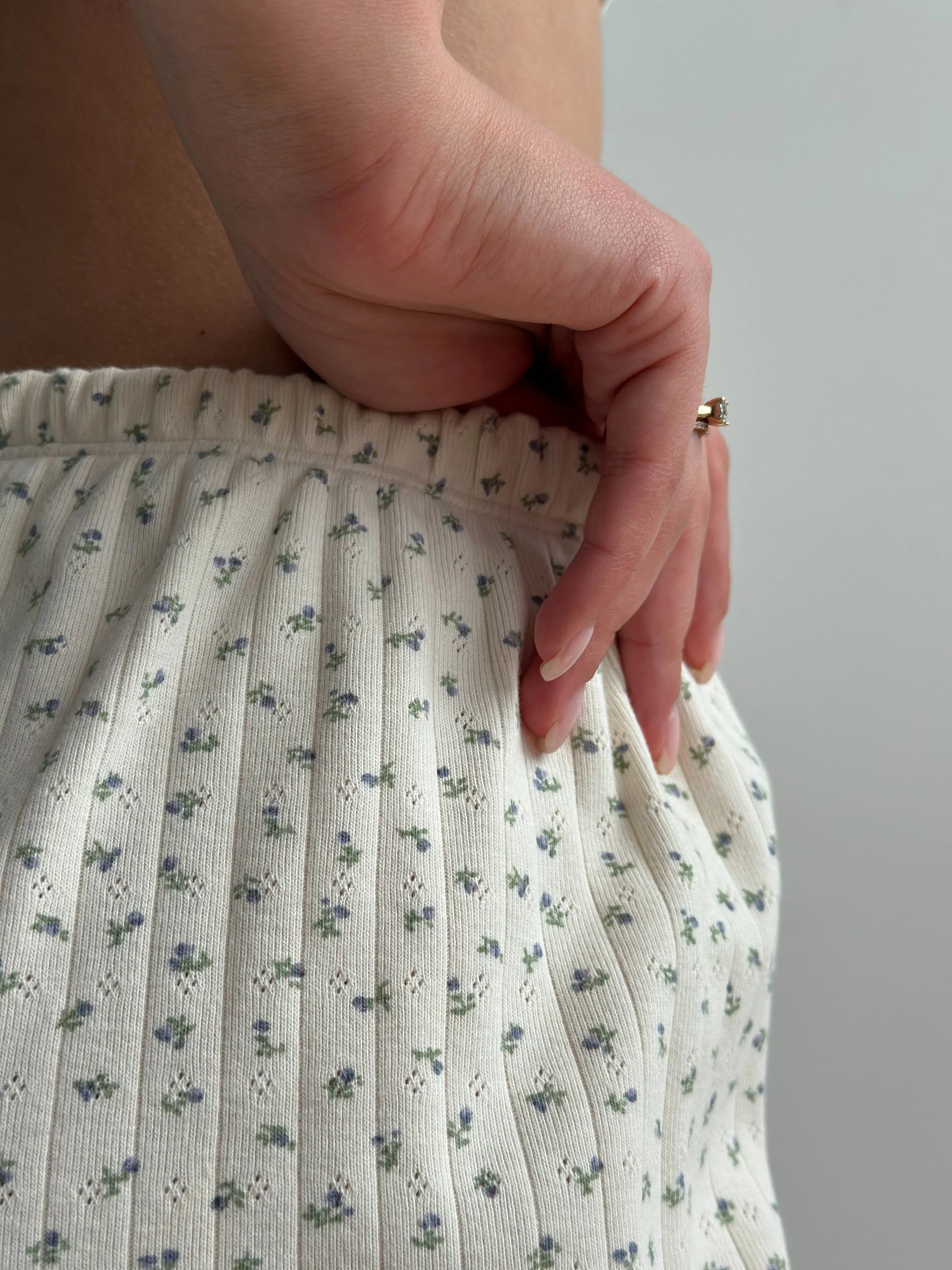 Ribbed shorts with a blue flower