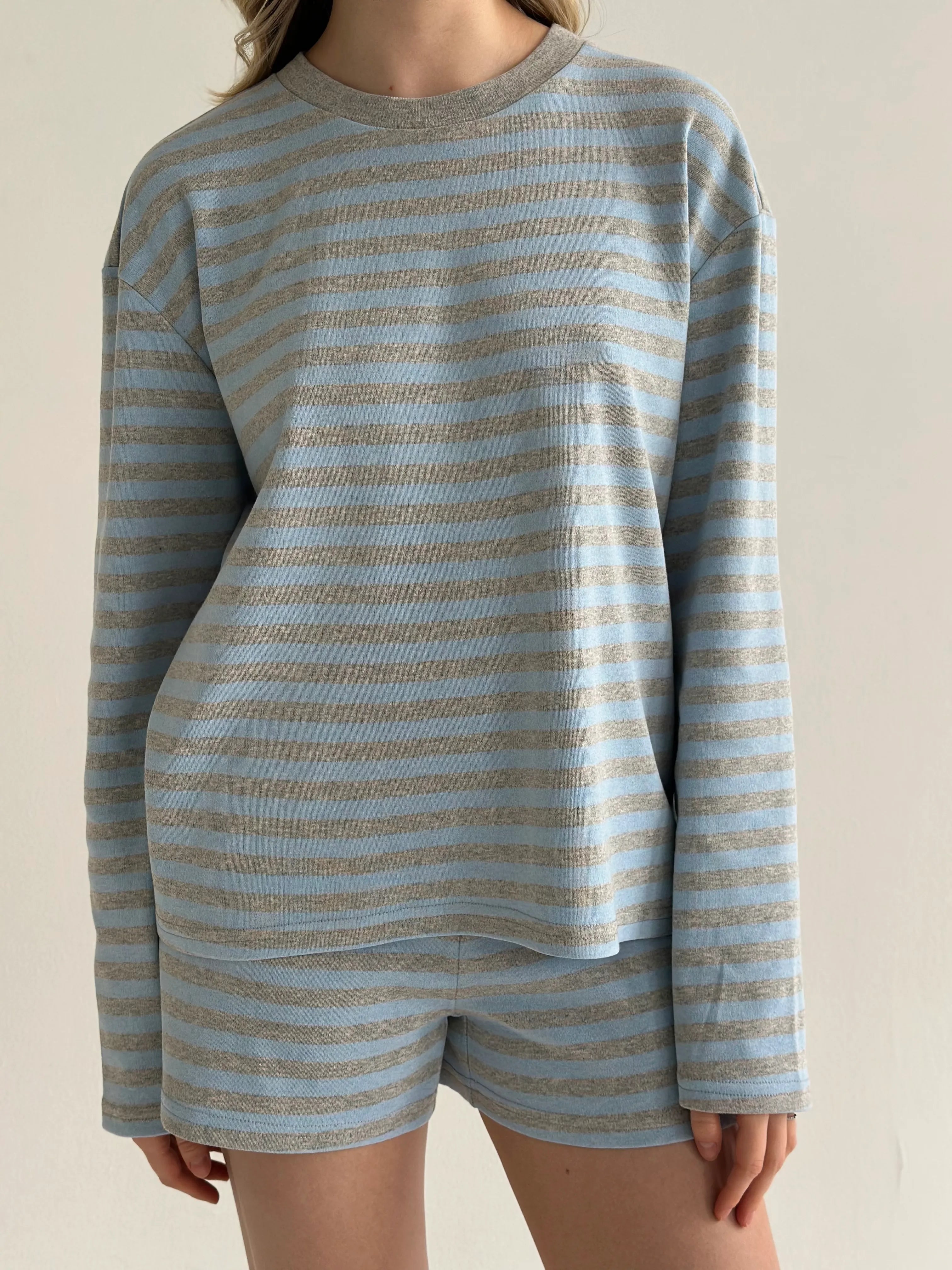 Striped knitwear Oversized long-sleeved suit and shorts gray/light blue
