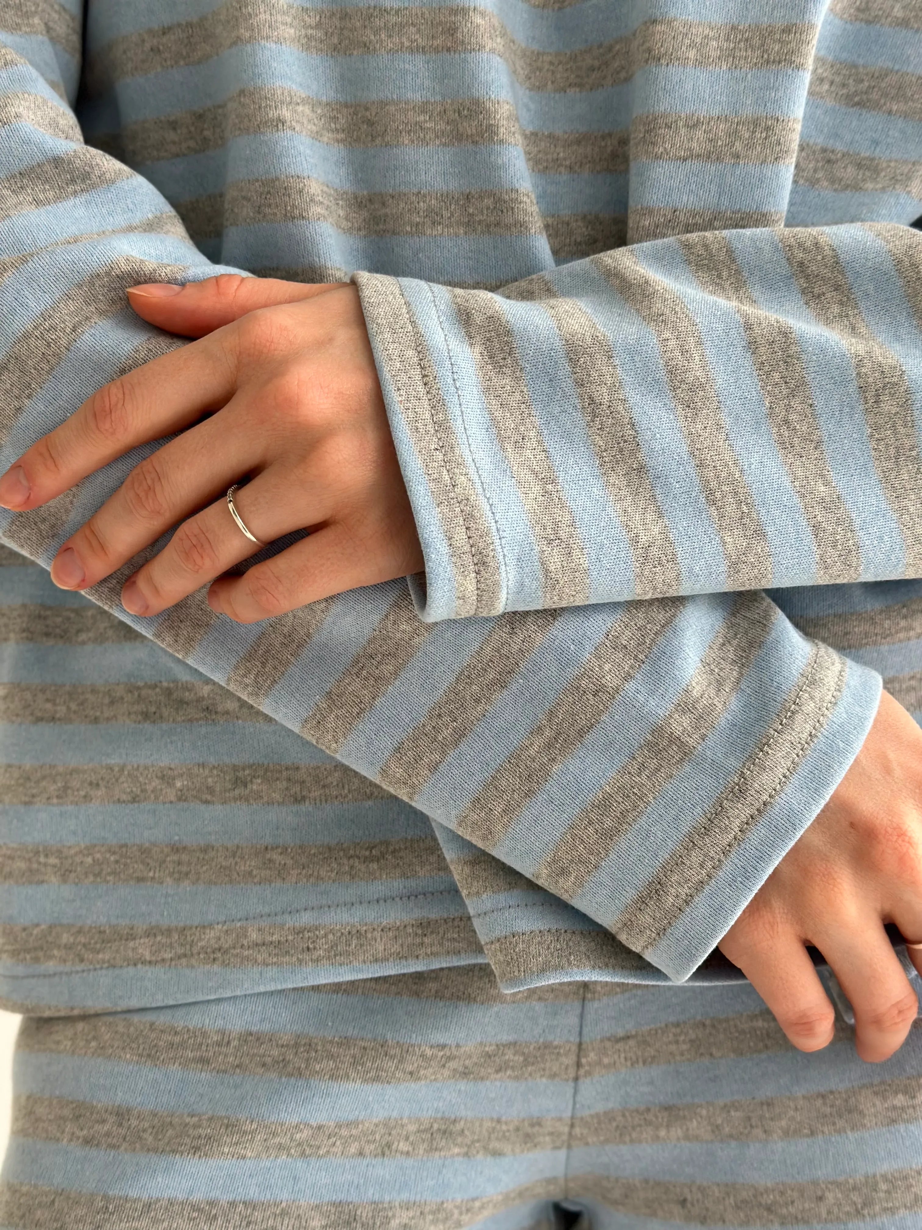 Striped knitwear Oversized long-sleeved suit and shorts gray/light blue