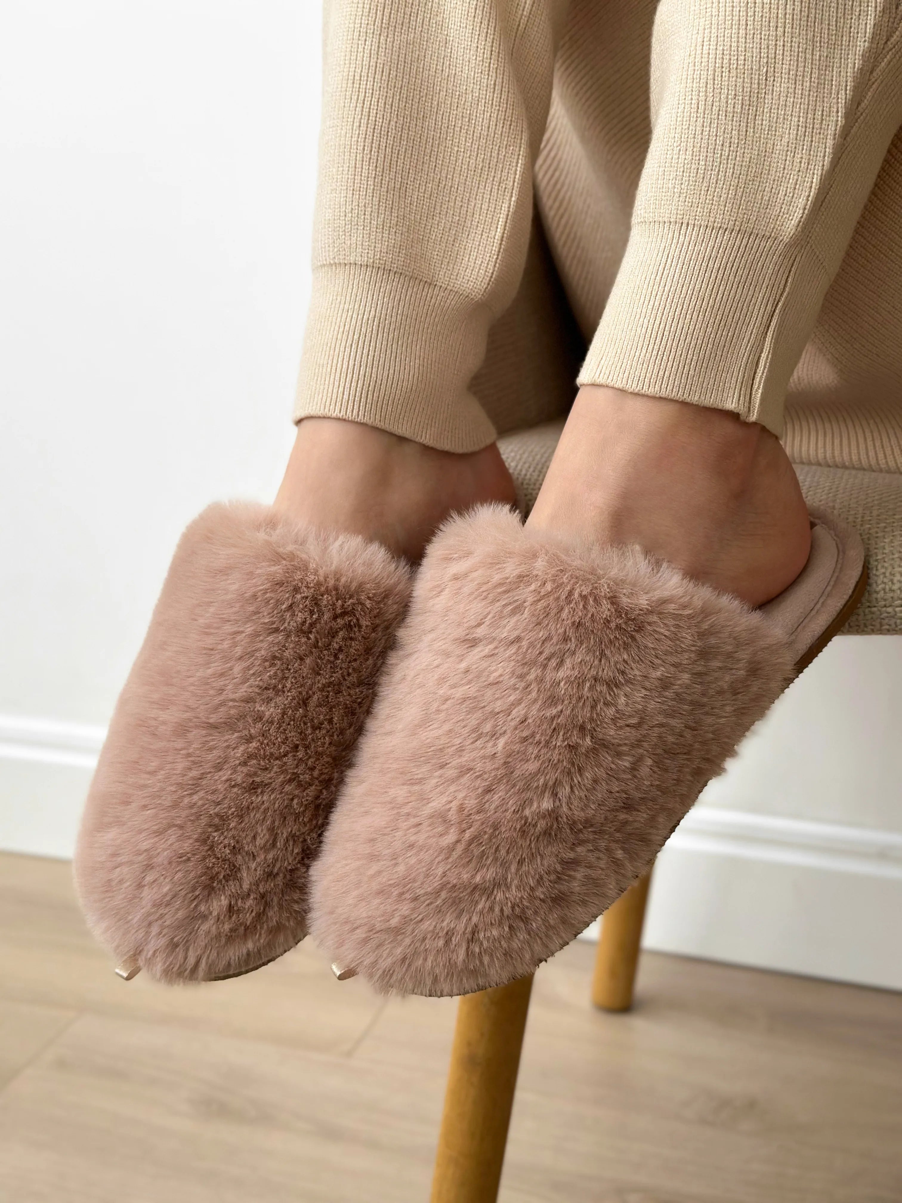 Women's slippers HS-LUX fur closed powder