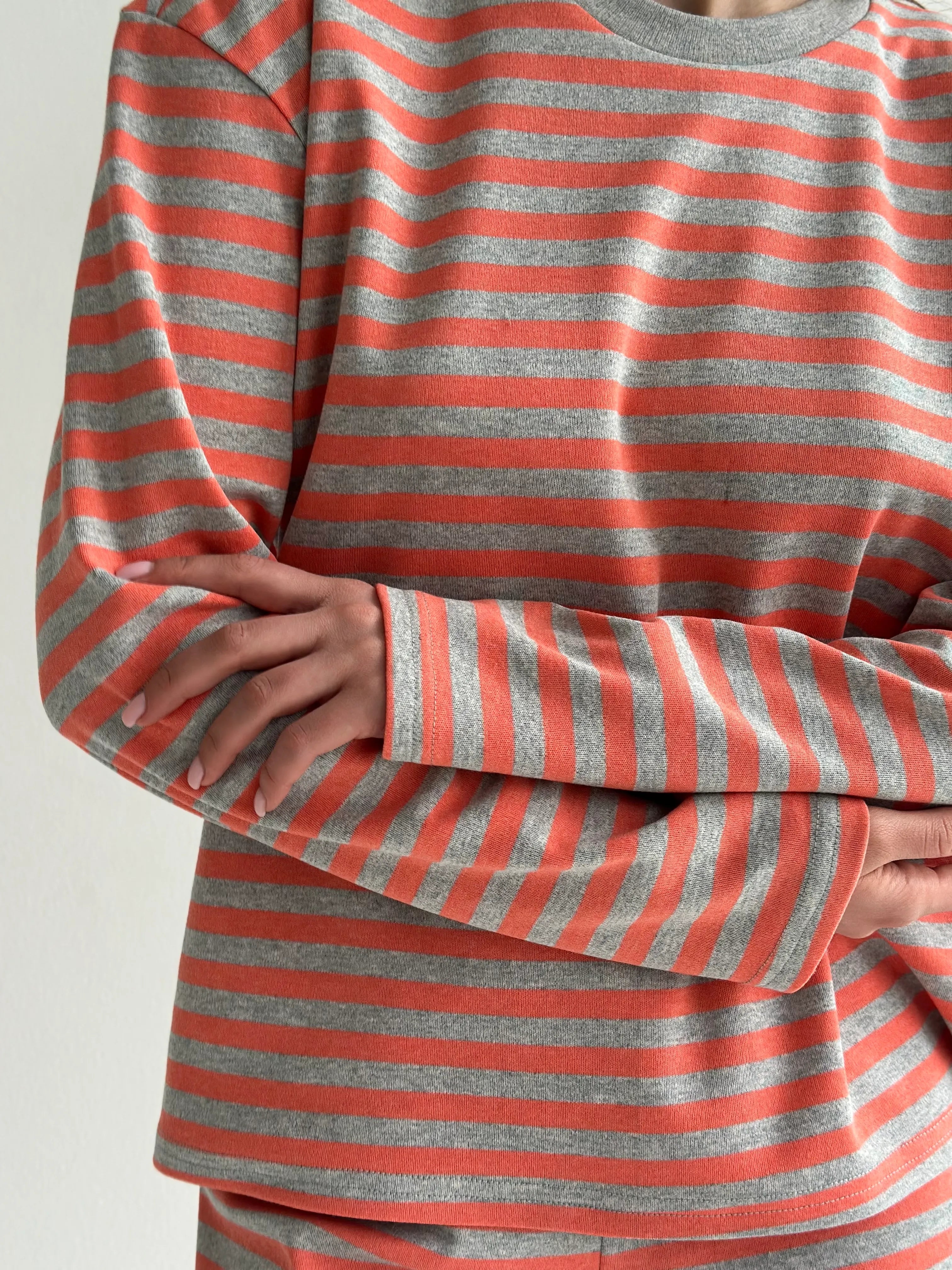 Striped knitwear Oversized long-sleeved suit and shorts gray/orange