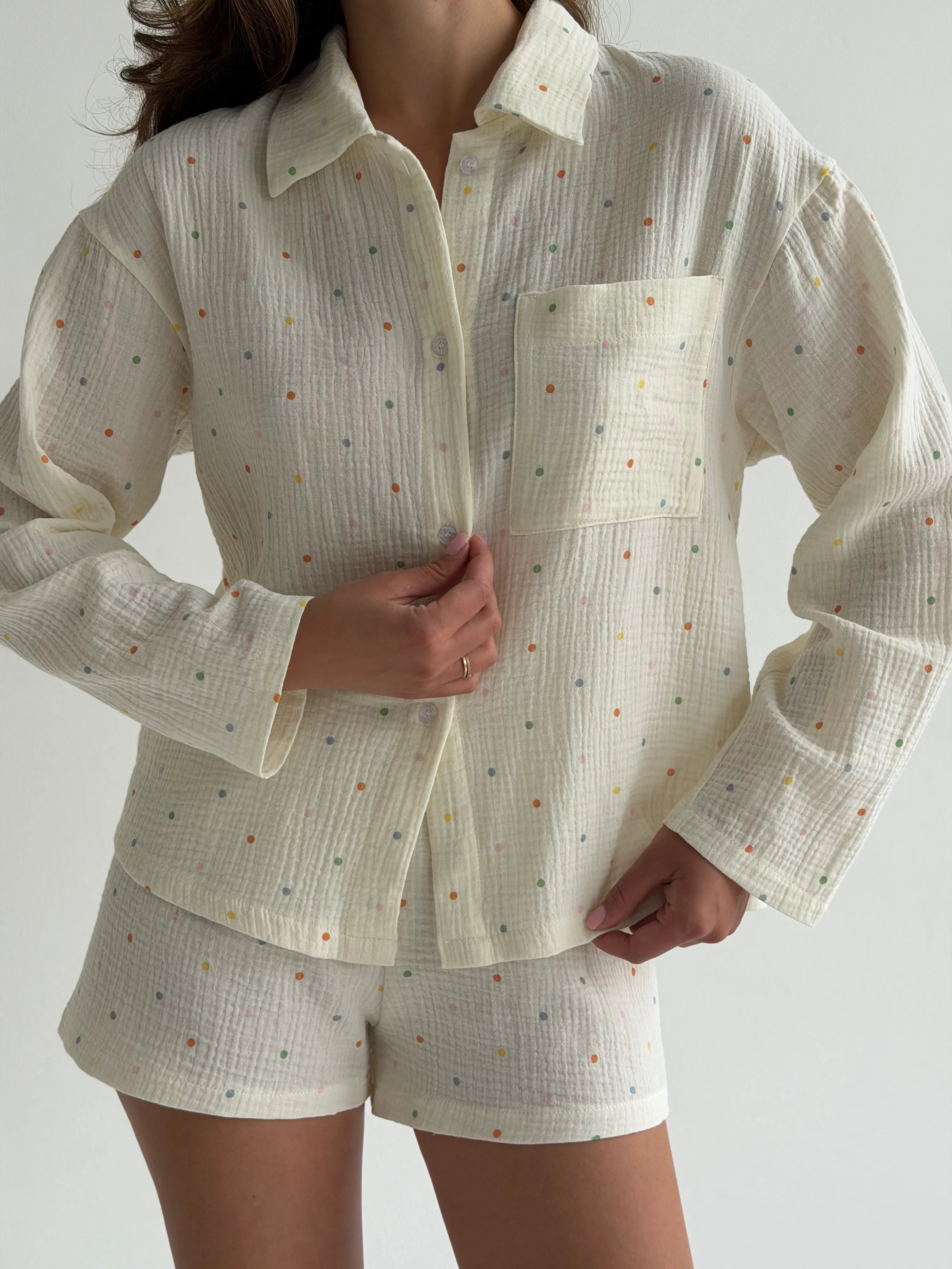 Long-sleeved shirt and shorts suit muslin multi-colored peas on milk