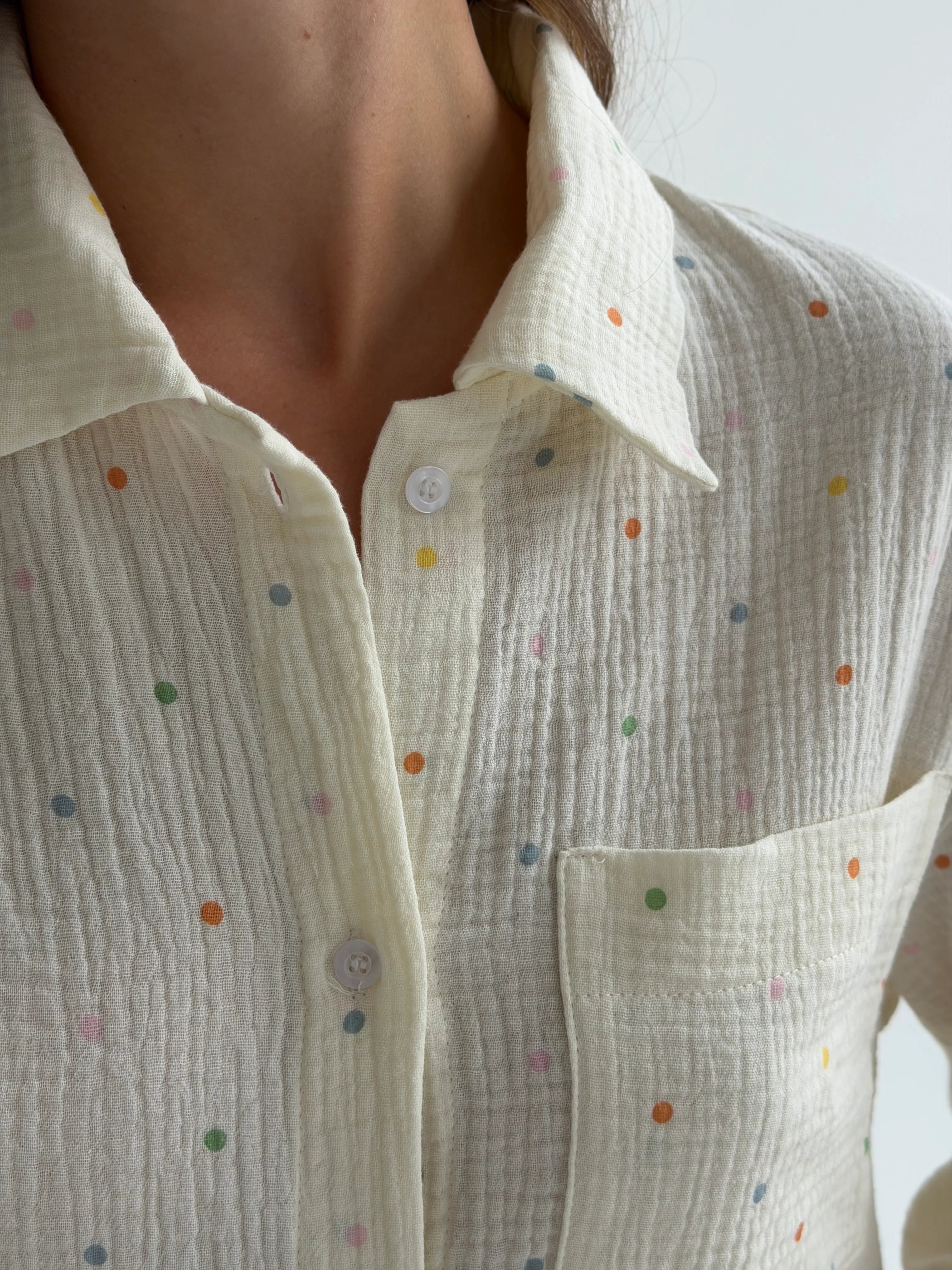 Long-sleeved shirt and shorts suit muslin multi-colored peas on milk