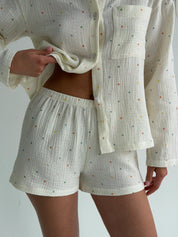 Long-sleeved shirt and shorts suit muslin multi-colored peas on milk
