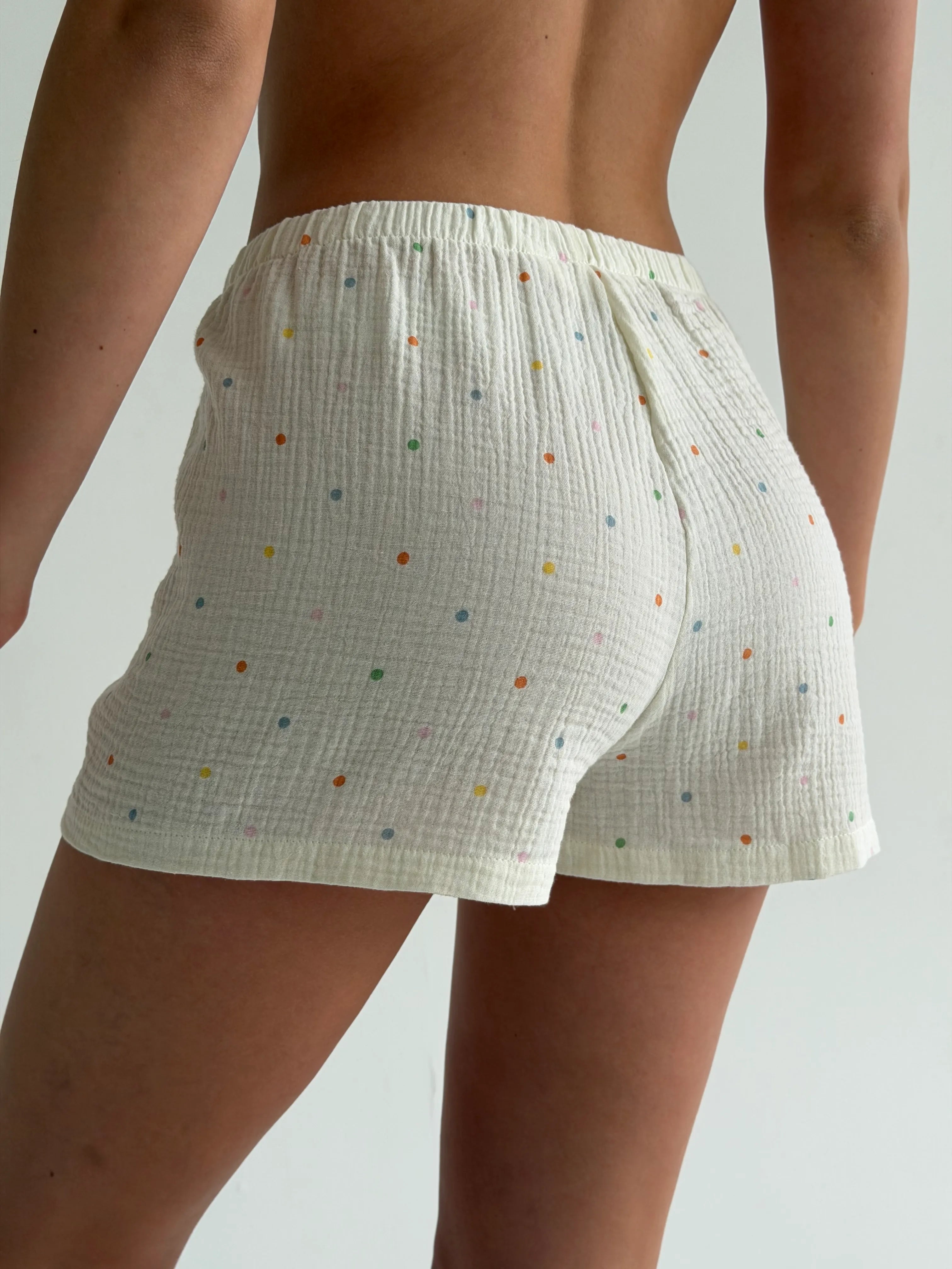 Long-sleeved shirt and shorts suit muslin multi-colored peas on milk