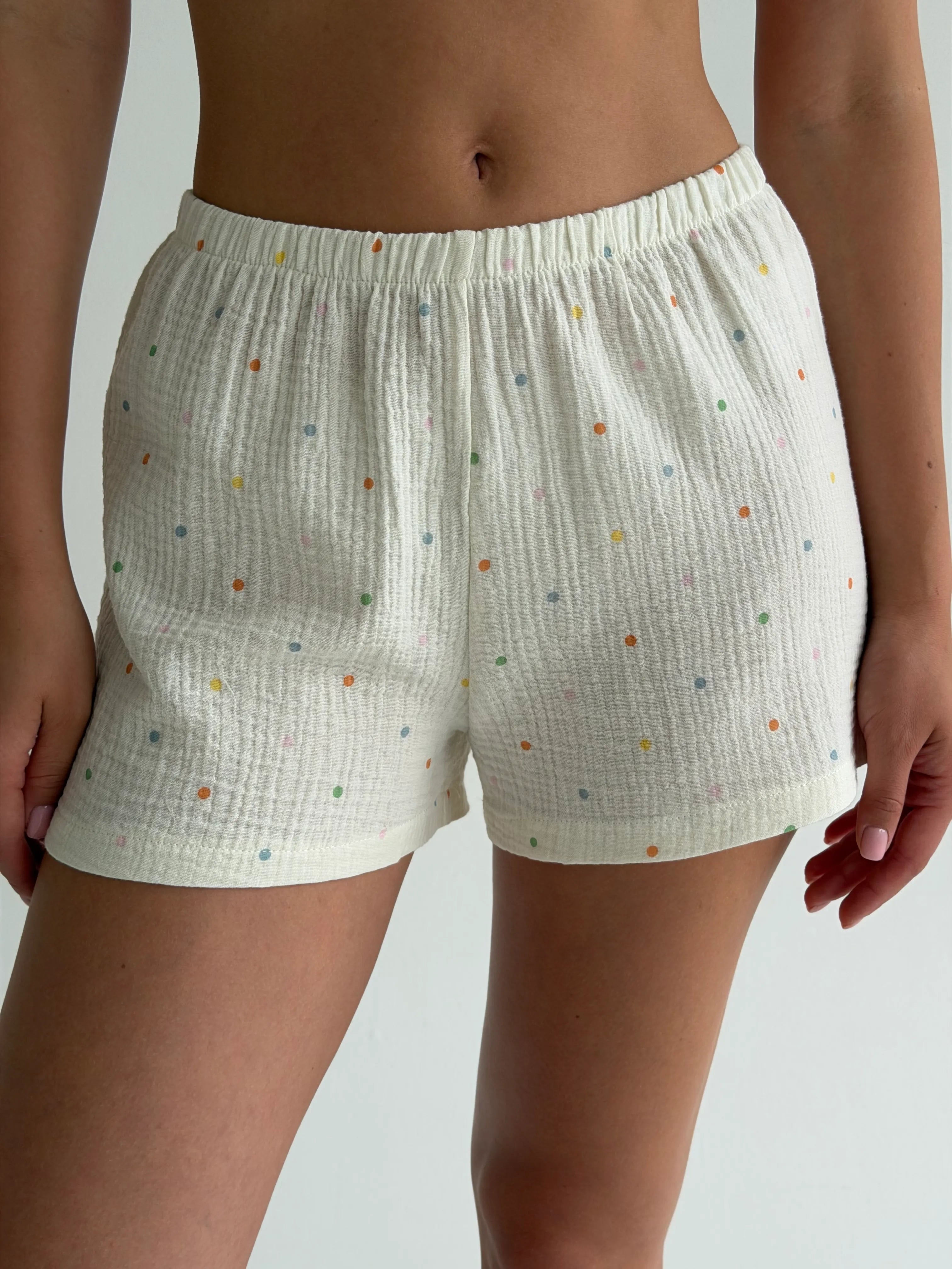 Long-sleeved shirt and shorts suit muslin multi-colored peas on milk
