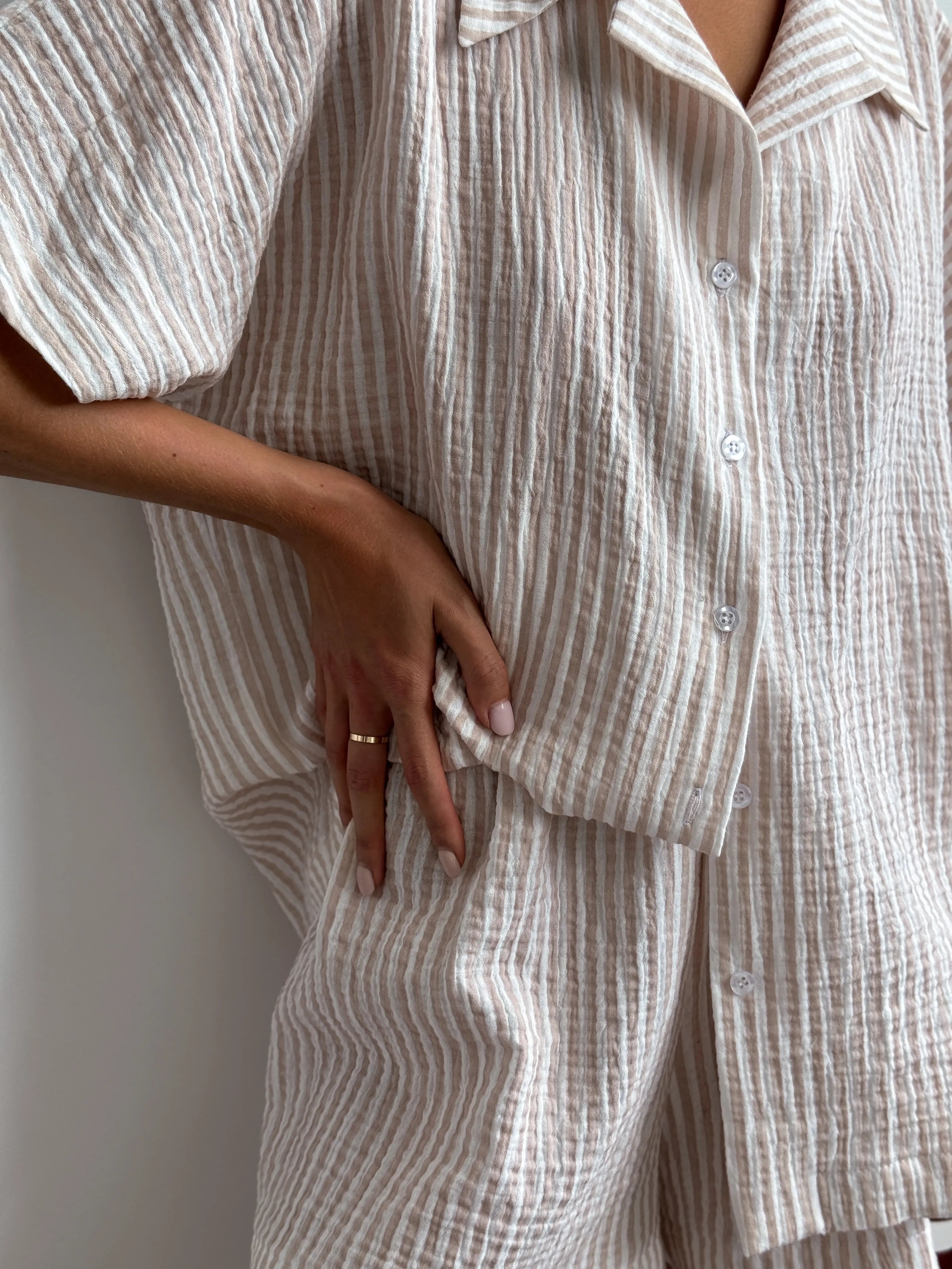 Muslin 2-layer shorts + striped shirt beige suit
