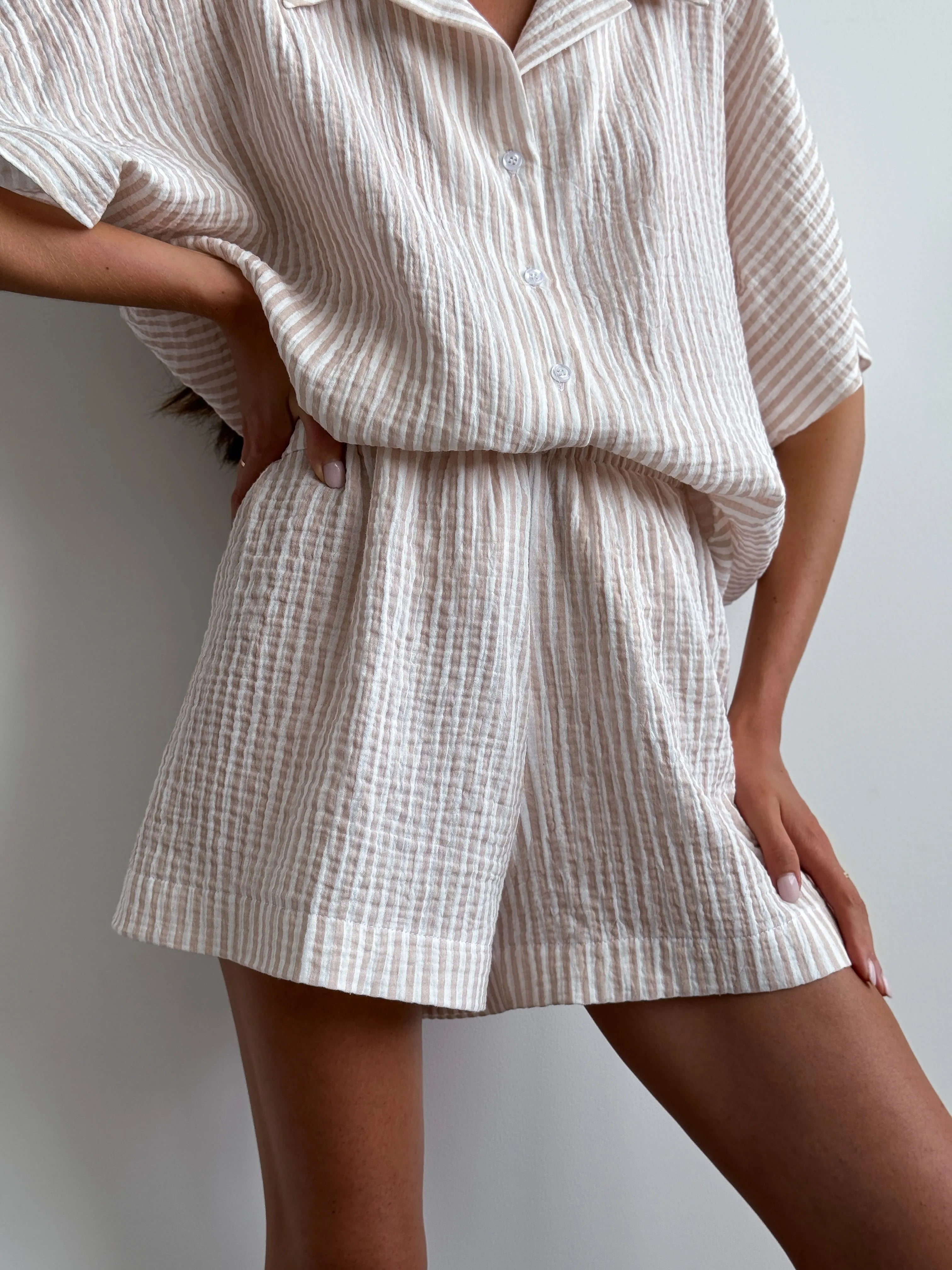 Muslin 2-layer shorts + striped shirt beige suit