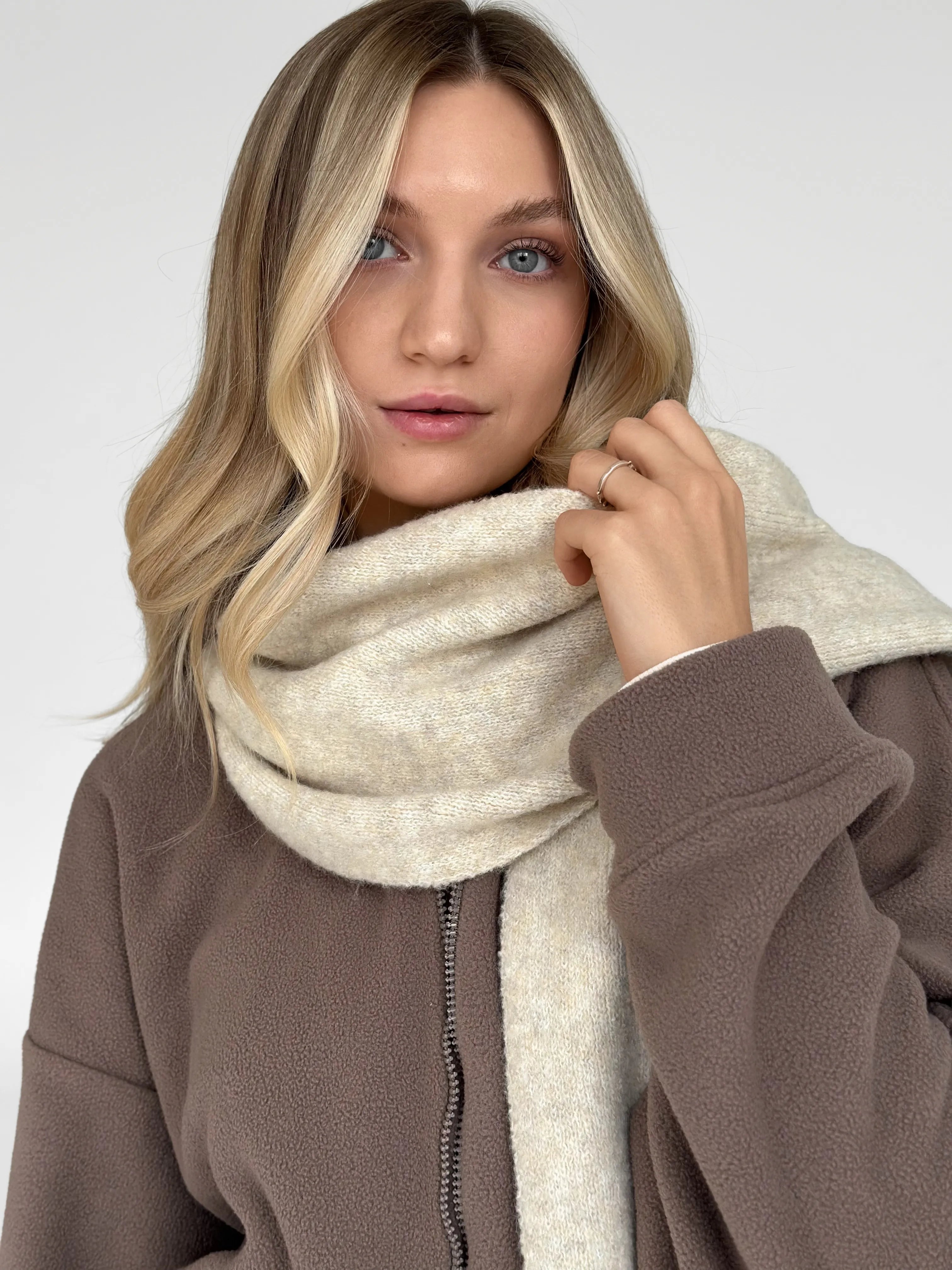 Knitted scarf beige melange